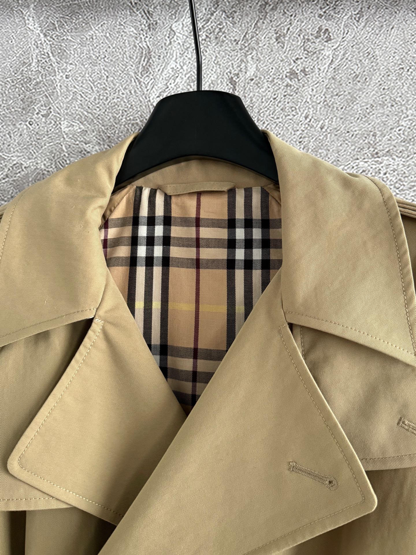 现货‼️‼️/卡其色福德风衣✨定织定染卡其色高密度棉质面料打造，挺阔有型、搭配格纹内衬，融入围兜领扣袢设