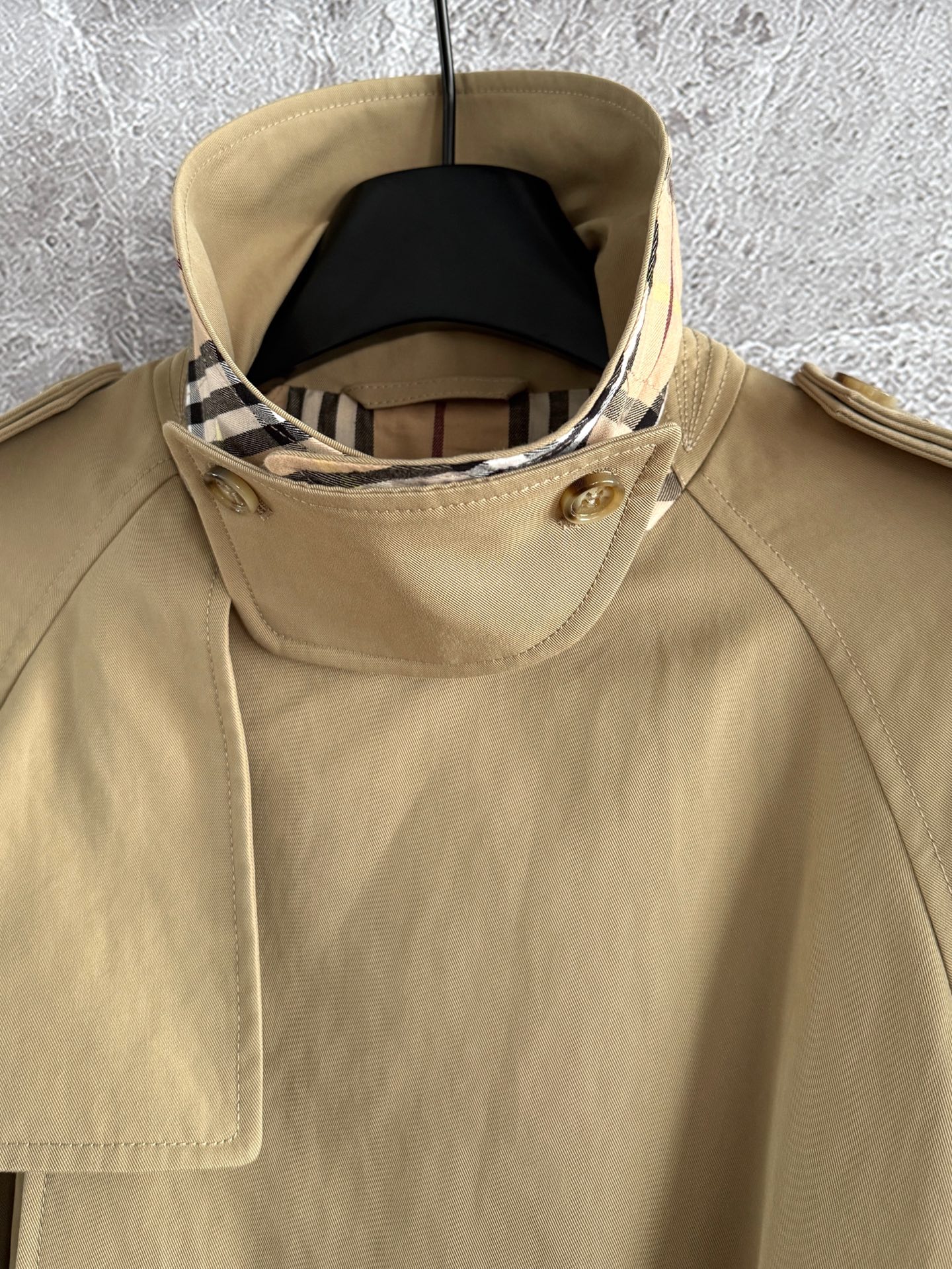 现货‼️‼️/卡其色福德风衣✨定织定染卡其色高密度棉质面料打造，挺阔有型、搭配格纹内衬，融入围兜领扣袢设