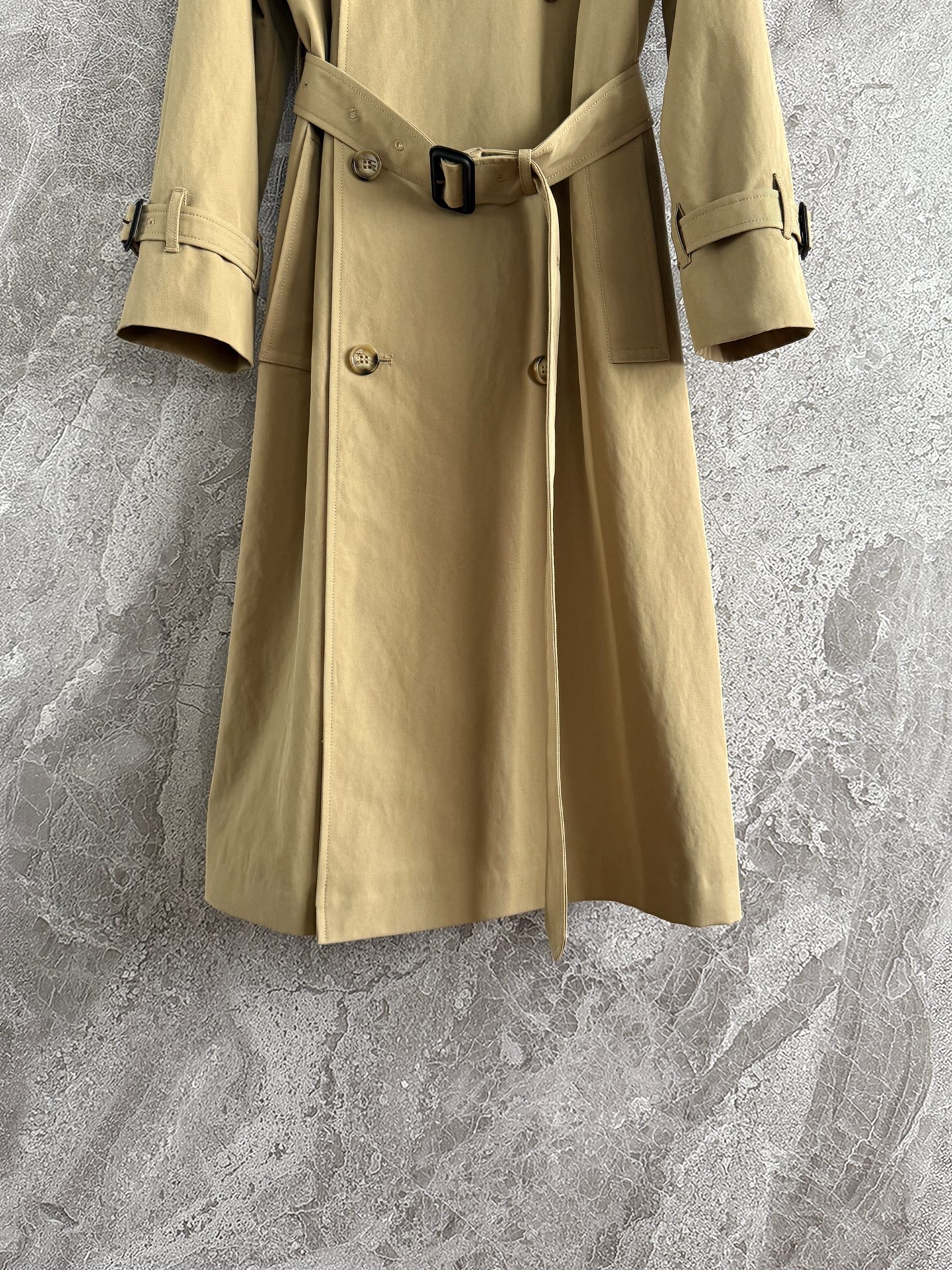 现货‼️‼️/卡其色福德风衣✨定织定染卡其色高密度棉质面料打造，挺阔有型、搭配格纹内衬，融入围兜领扣袢设