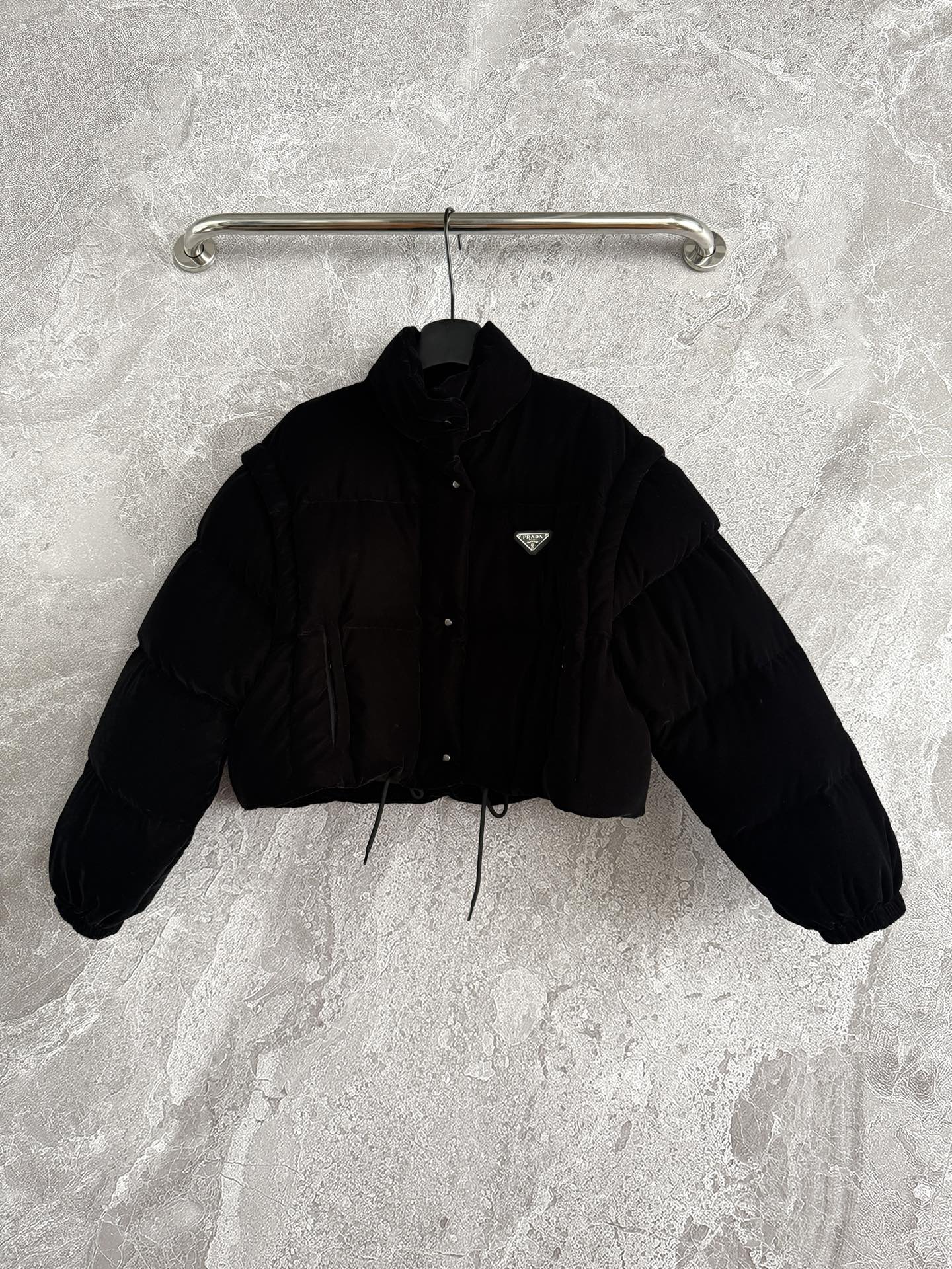 现货‼️‼️丝绒羽绒服✨真丝绒羽绒，高品质，白鹅绒填充，轻盈舒适且保暖性好，一件两穿，袖子可拆卸，与束缚