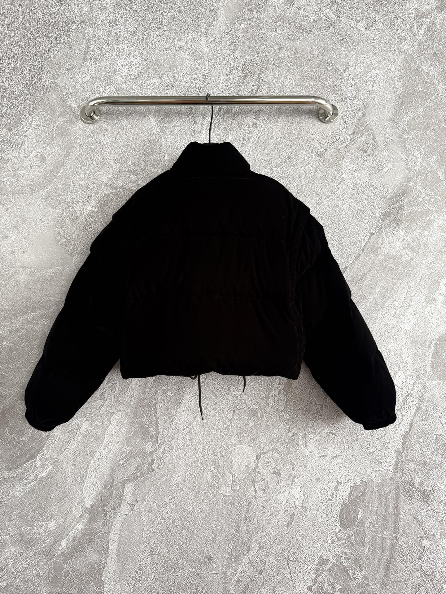 现货‼️‼️丝绒羽绒服✨真丝绒羽绒，高品质，白鹅绒填充，轻盈舒适且保暖性好，一件两穿，袖子可拆卸，与束缚