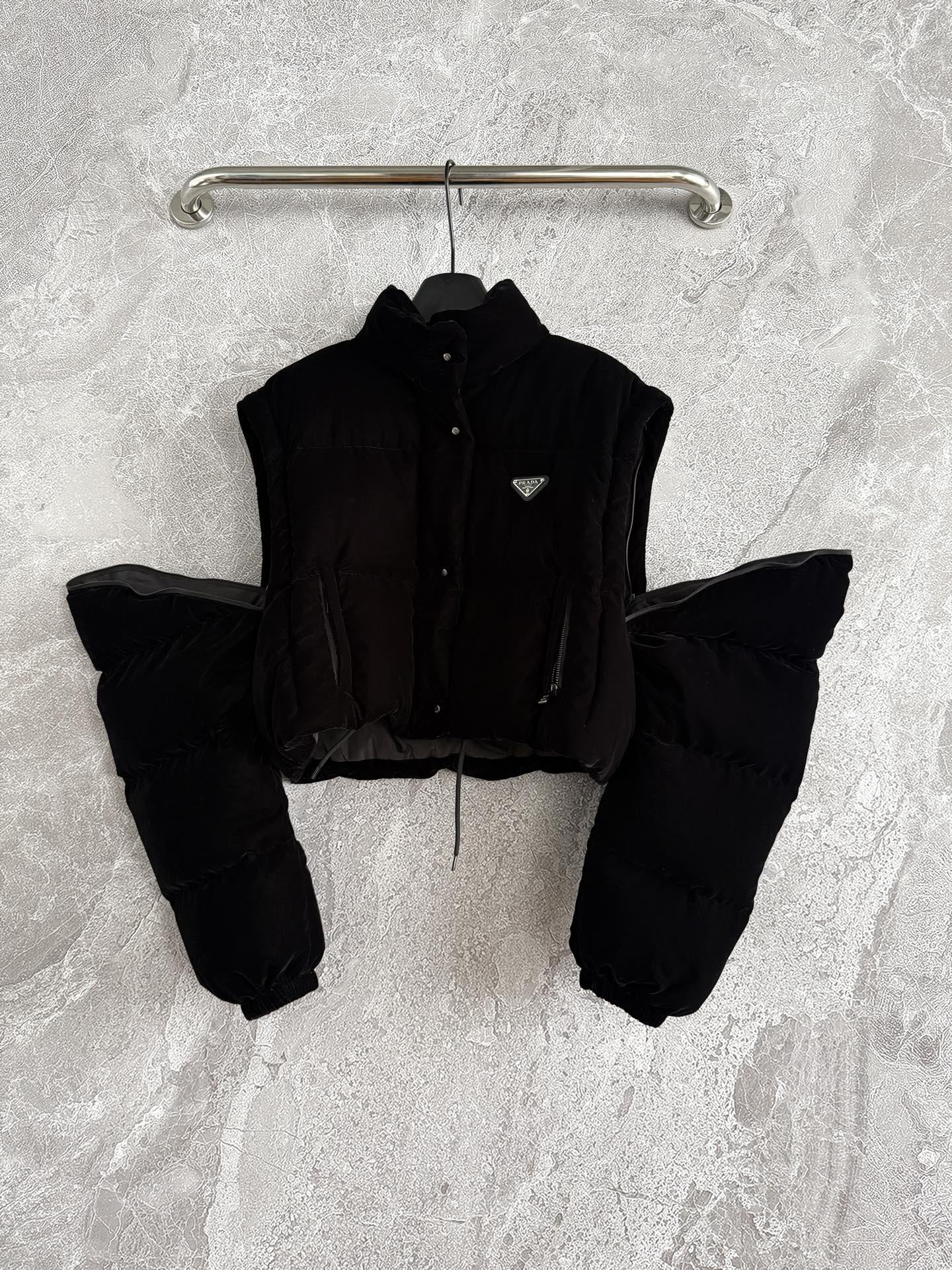 现货‼️‼️丝绒羽绒服✨真丝绒羽绒，高品质，白鹅绒填充，轻盈舒适且保暖性好，一件两穿，袖子可拆卸，与束缚