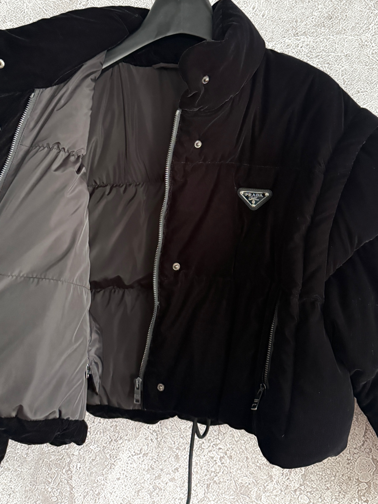 现货‼️‼️丝绒羽绒服✨真丝绒羽绒，高品质，白鹅绒填充，轻盈舒适且保暖性好，一件两穿，袖子可拆卸，与束缚