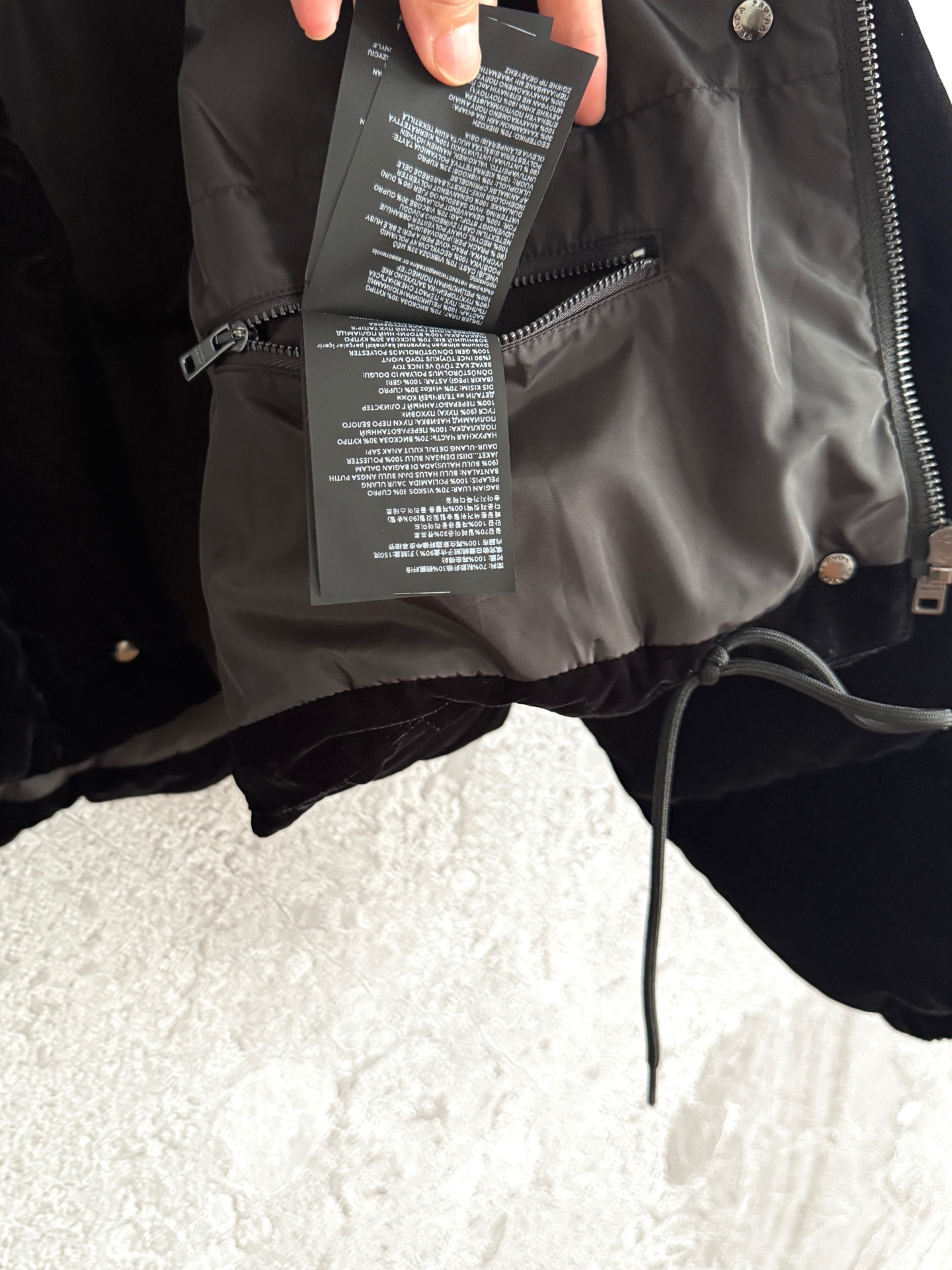 现货‼️‼️丝绒羽绒服✨真丝绒羽绒，高品质，白鹅绒填充，轻盈舒适且保暖性好，一件两穿，袖子可拆卸，与束缚