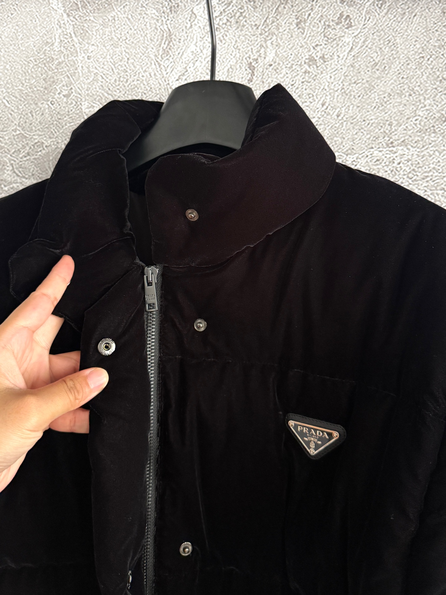 现货‼️‼️丝绒羽绒服✨真丝绒羽绒，高品质，白鹅绒填充，轻盈舒适且保暖性好，一件两穿，袖子可拆卸，与束缚