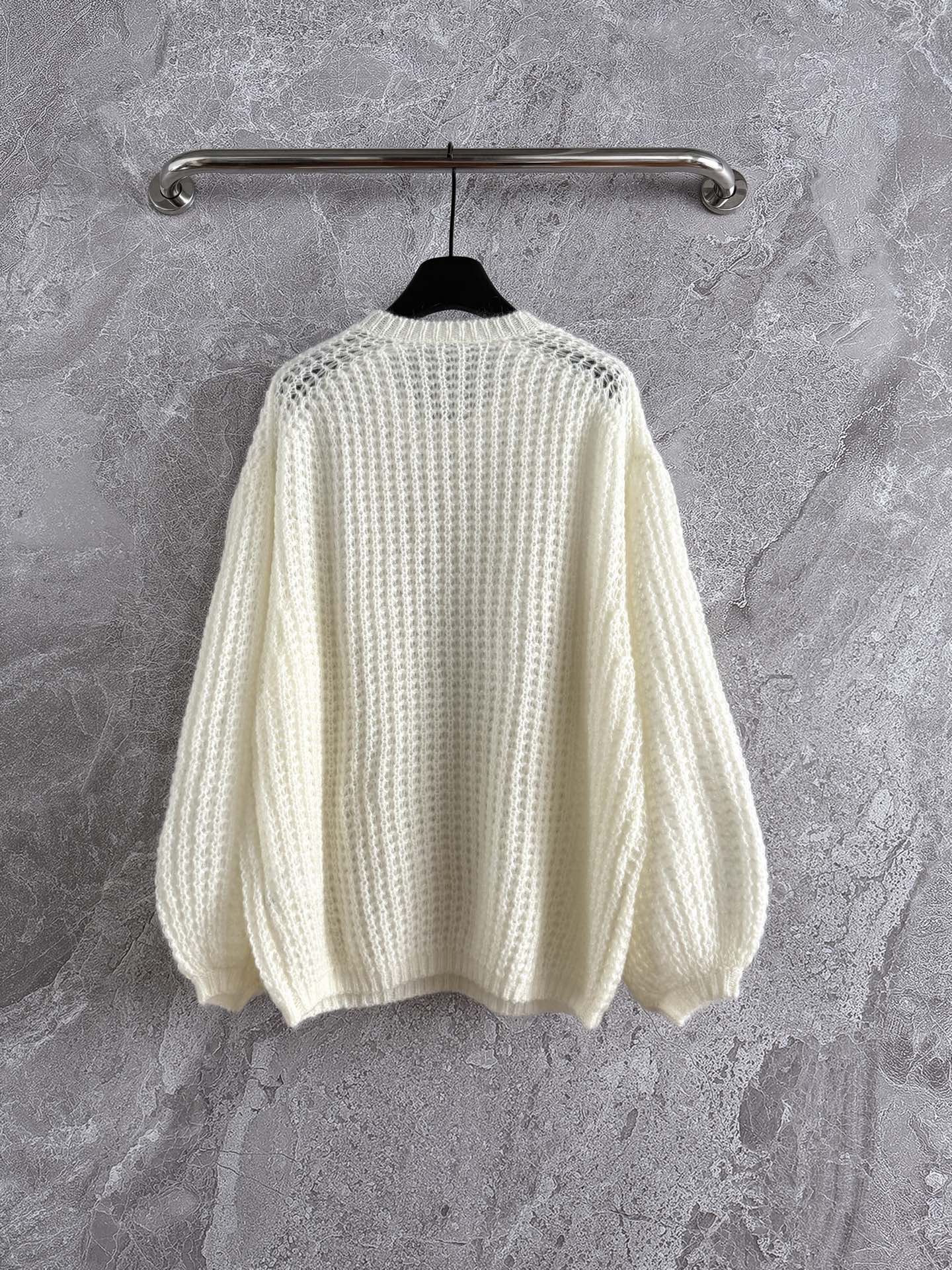 现货‼️‼️🛒款号80/轻盈马海毛慵懒毛衣✨要轻盈也要漂亮，镂空棒松弛针织法，蓬松马海毛慵懒廓形针织衫，