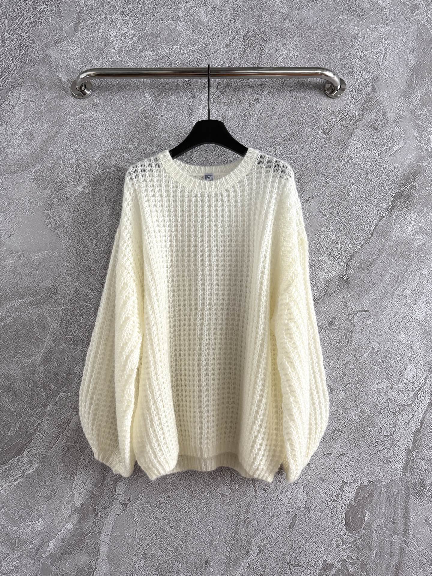 现货‼️‼️🛒款号80/轻盈马海毛慵懒毛衣✨要轻盈也要漂亮，镂空棒松弛针织法，蓬松马海毛慵懒廓形针织衫，