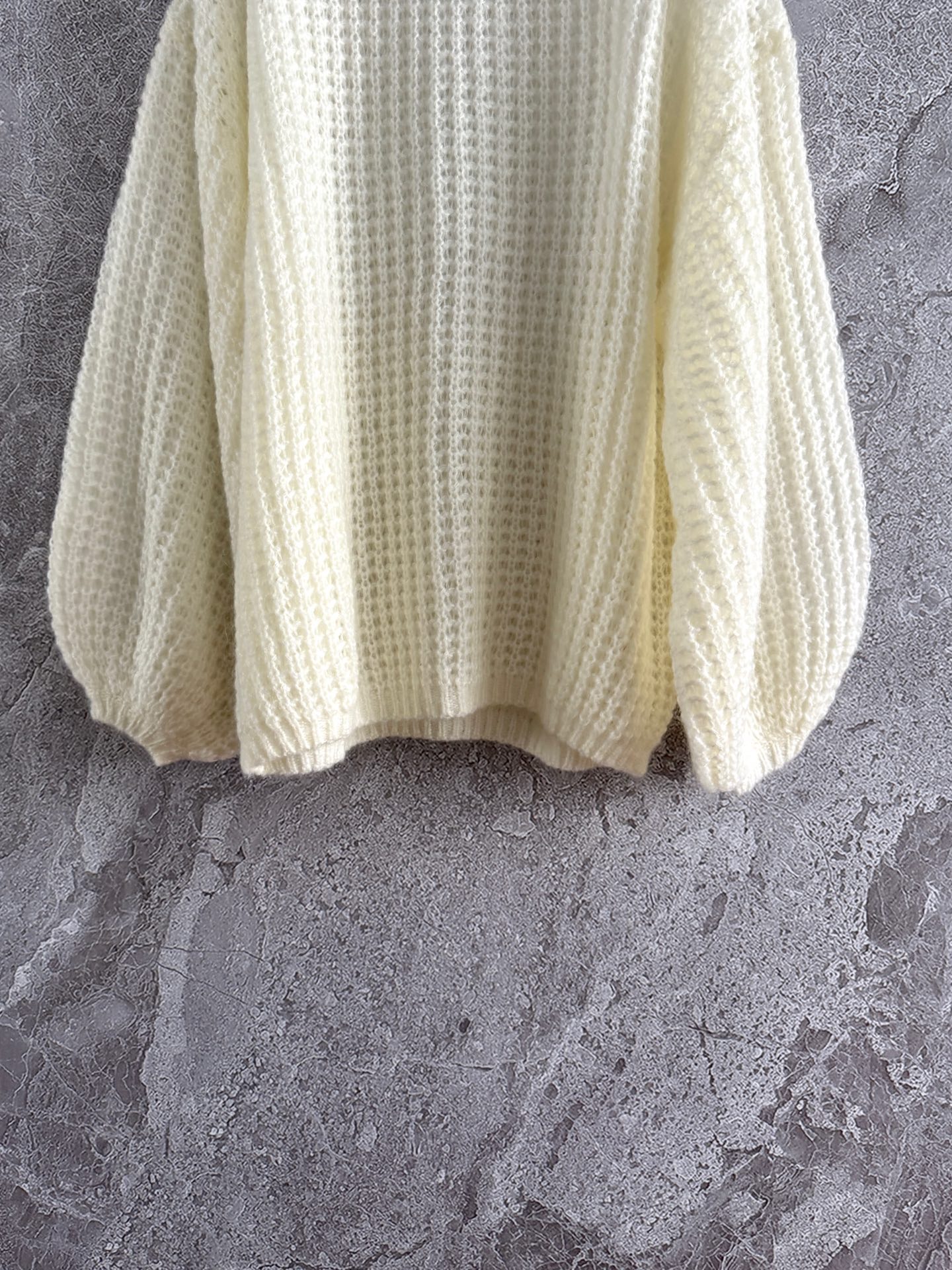 现货‼️‼️🛒款号80/轻盈马海毛慵懒毛衣✨要轻盈也要漂亮，镂空棒松弛针织法，蓬松马海毛慵懒廓形针织衫，