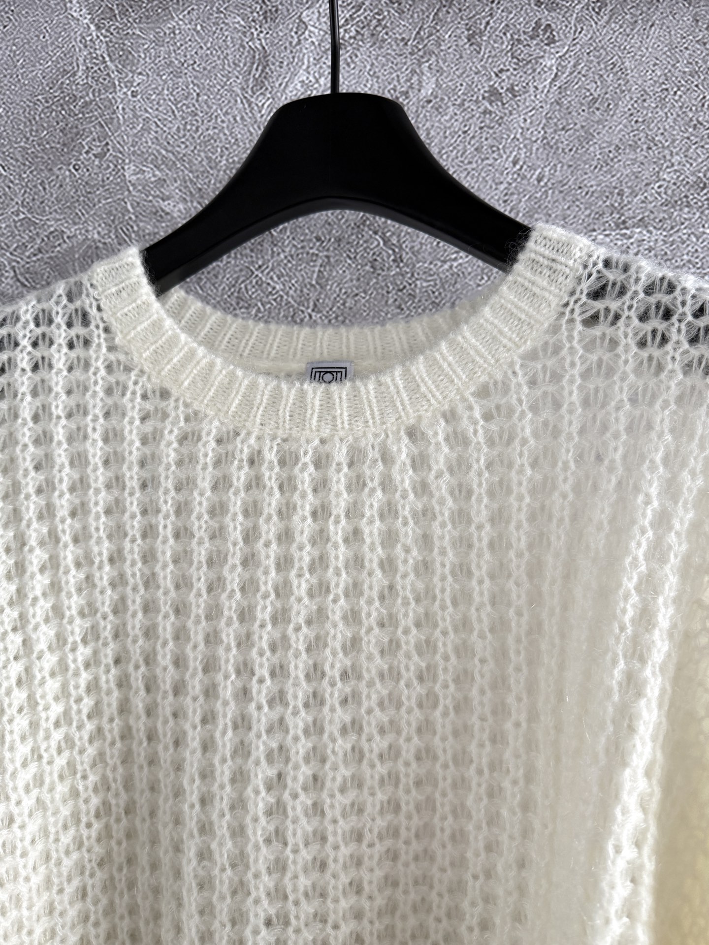 现货‼️‼️🛒款号80/轻盈马海毛慵懒毛衣✨要轻盈也要漂亮，镂空棒松弛针织法，蓬松马海毛慵懒廓形针织衫，