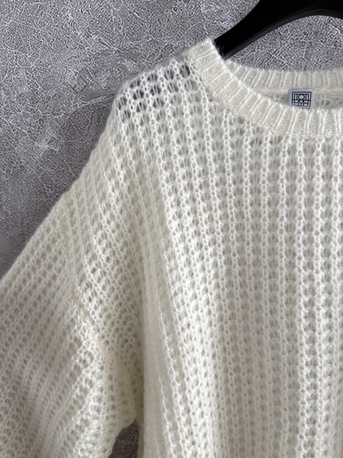 现货‼️‼️🛒款号80/轻盈马海毛慵懒毛衣✨要轻盈也要漂亮，镂空棒松弛针织法，蓬松马海毛慵懒廓形针织衫，