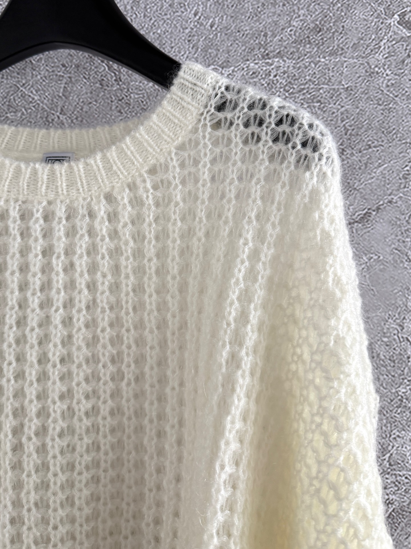 现货‼️‼️🛒款号80/轻盈马海毛慵懒毛衣✨要轻盈也要漂亮，镂空棒松弛针织法，蓬松马海毛慵懒廓形针织衫，