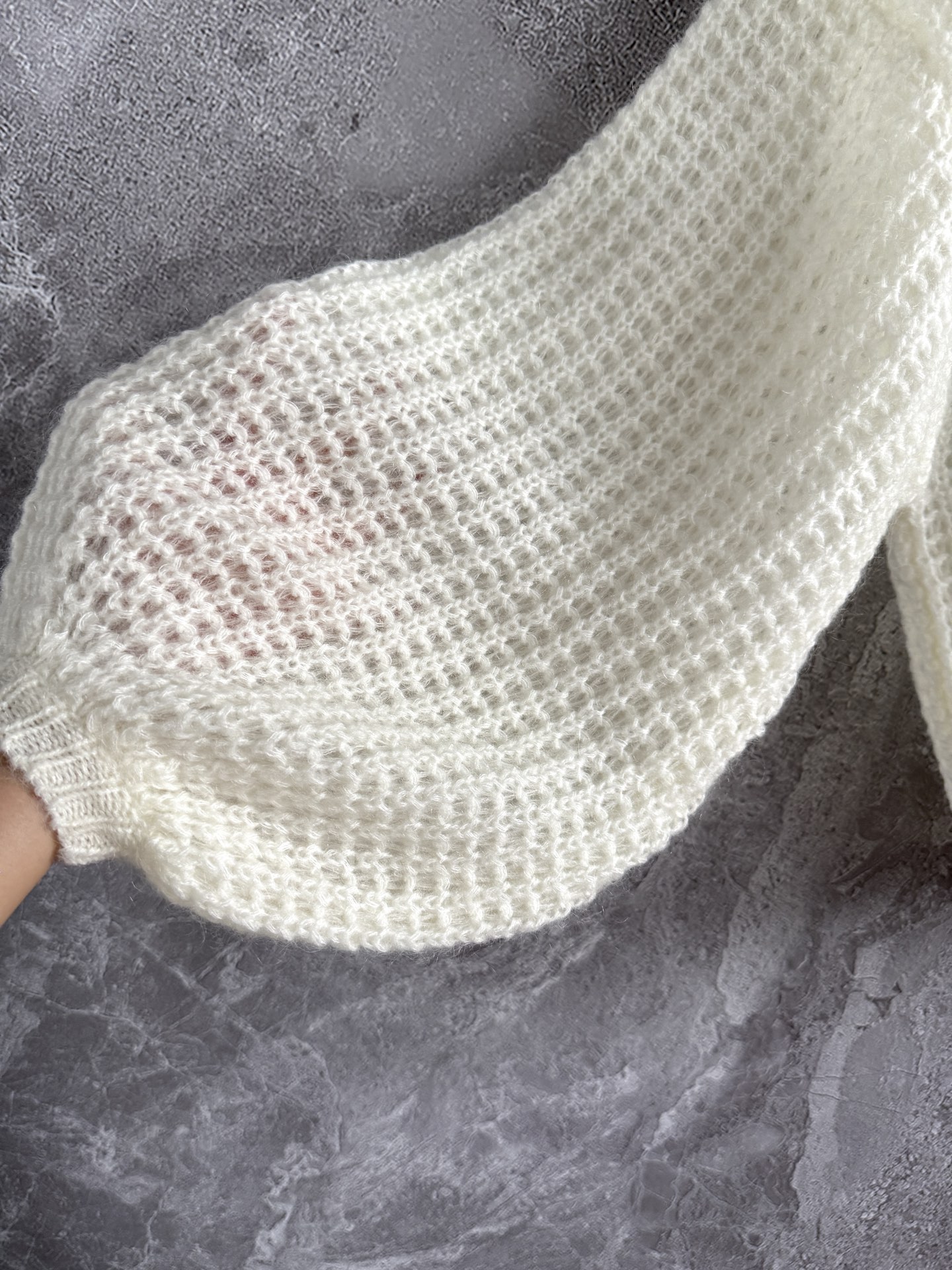 现货‼️‼️🛒款号80/轻盈马海毛慵懒毛衣✨要轻盈也要漂亮，镂空棒松弛针织法，蓬松马海毛慵懒廓形针织衫，