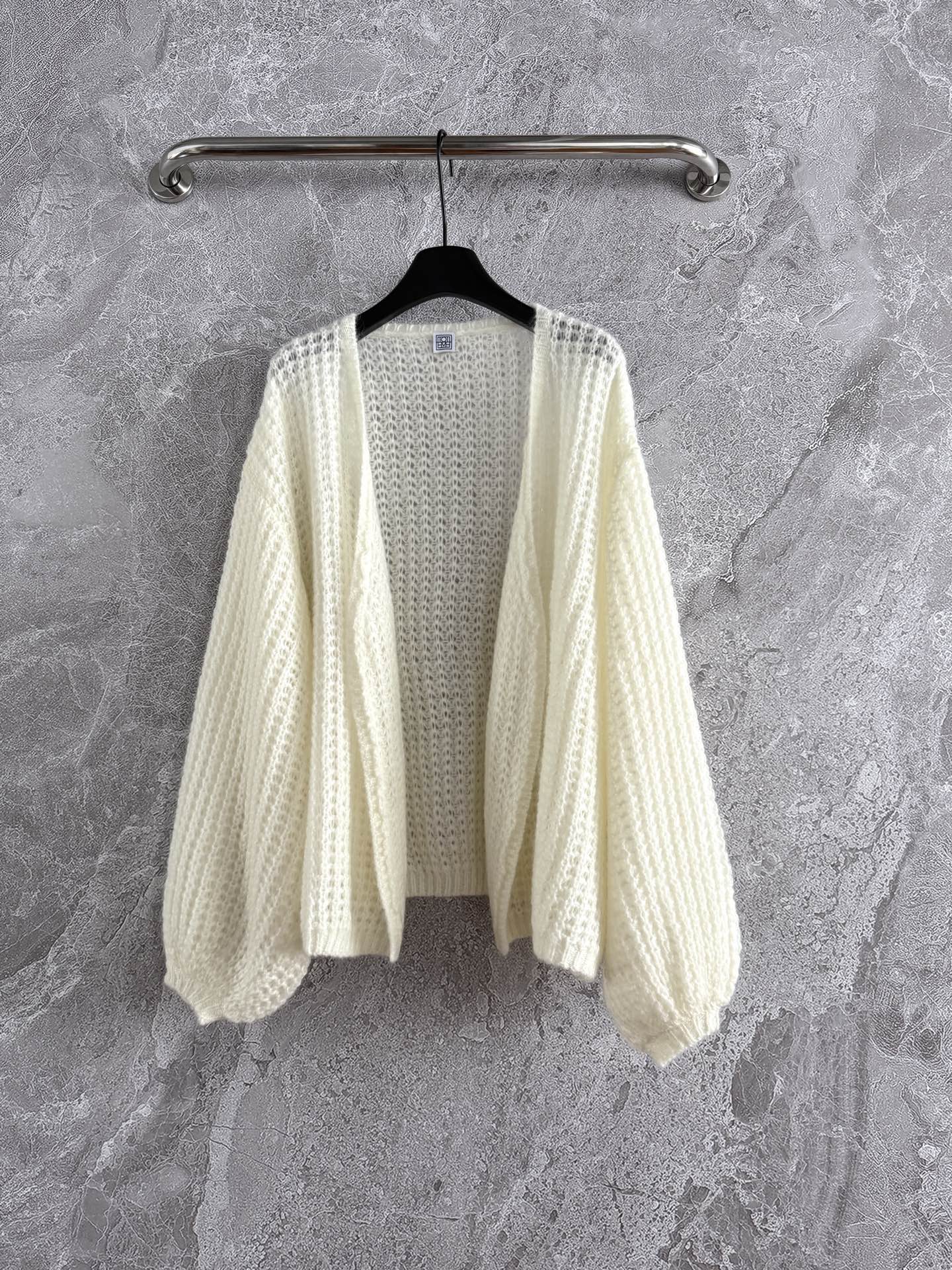 现货‼️‼️🛒款号809/轻盈马海毛开衫✨要轻盈也要漂亮，镂空棒松弛针织法，蓬松马海毛慵懒廓形针织衫，同