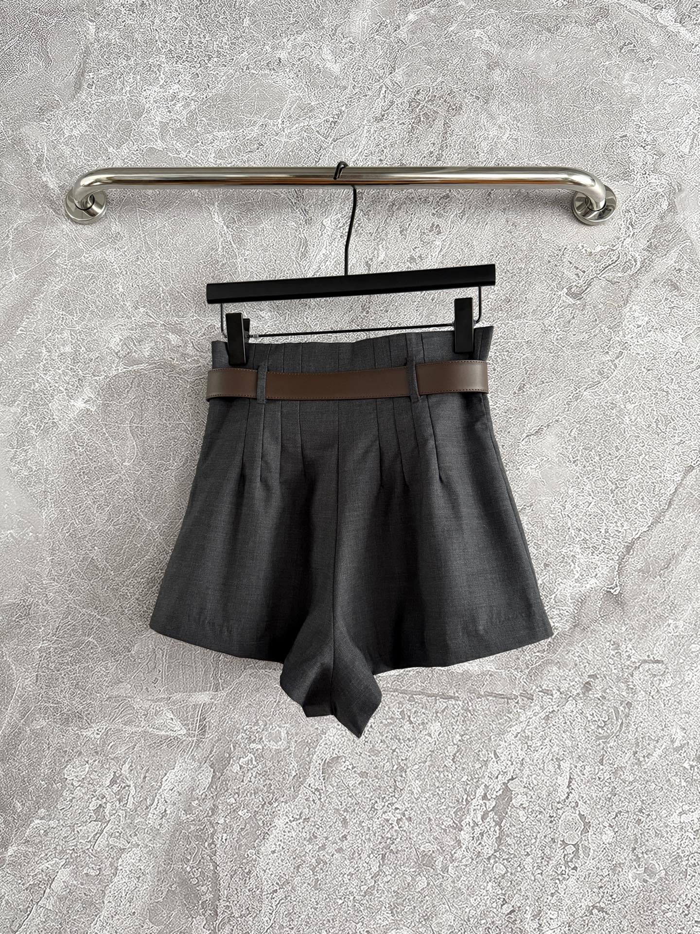 现货‼️‼️🛒款号8/精纺羊毛高腰短裤✨没有腰带‼️我们为了搭配系列穿搭效果，腰带需单独购买‼️精纺超细