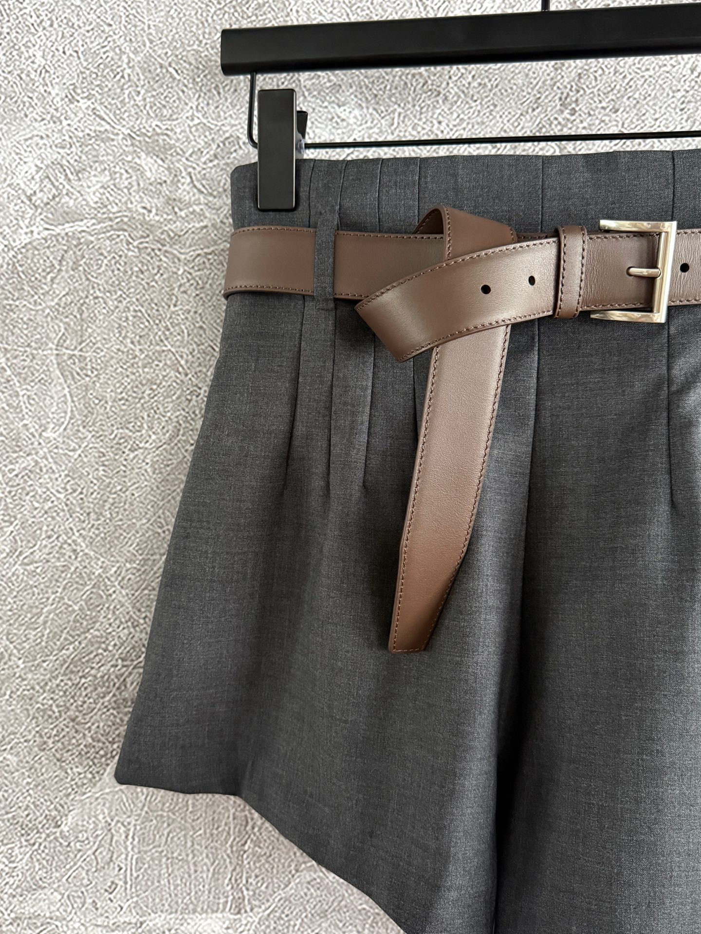 现货‼️‼️🛒款号8/精纺羊毛高腰短裤✨没有腰带‼️我们为了搭配系列穿搭效果，腰带需单独购买‼️精纺超细