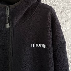 藏青色摇粒绒外套✨今年抓绒摇粒绒感跟去年完全不同质感,更轻更软,颗粒感也相差很大,但是版型还是非常好穿, 藏青色摇粒绒外套✨今年抓绒摇粒绒感跟去年完全不同质感,更轻更软,颗粒感也相差很大,但是版型还是非常好穿,