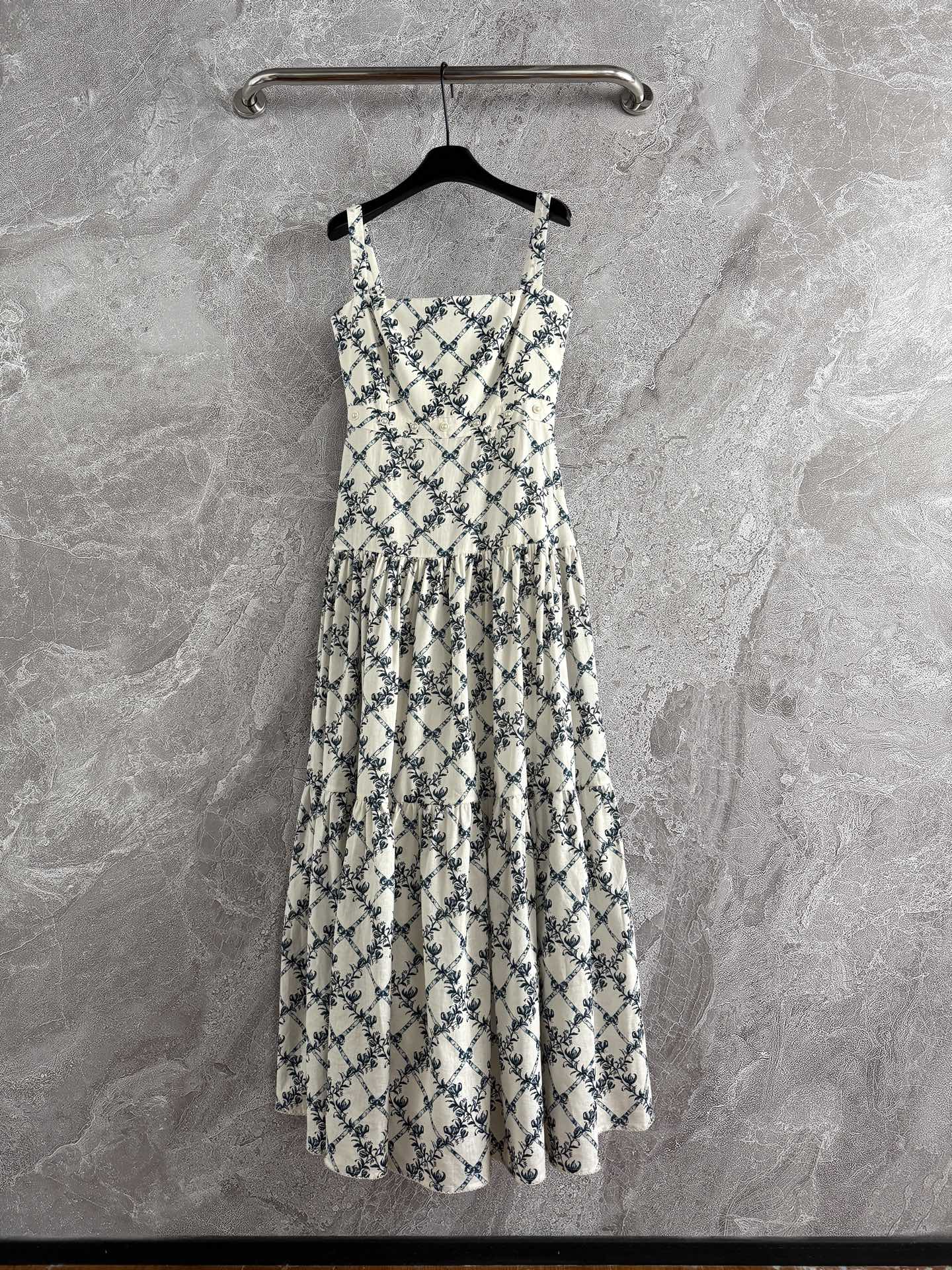 钉珠连衣裙✨Agua的珍珠裙，真是让人一眼心头爱，亚麻裙身，弹性肩带和腰部都有小珍珠在上面，每一件手工服