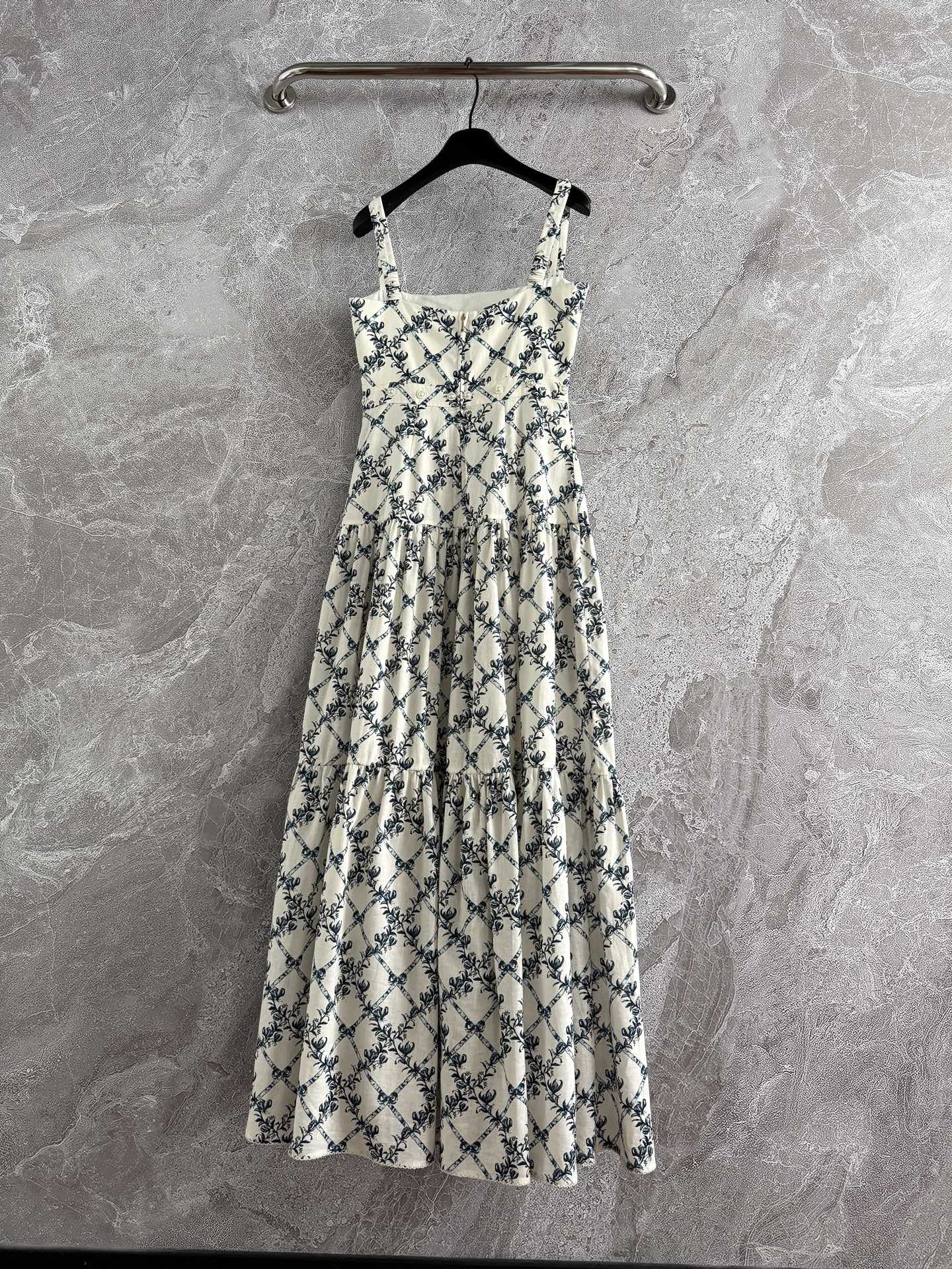 钉珠连衣裙✨Agua的珍珠裙，真是让人一眼心头爱，亚麻裙身，弹性肩带和腰部都有小珍珠在上面，每一件手工服