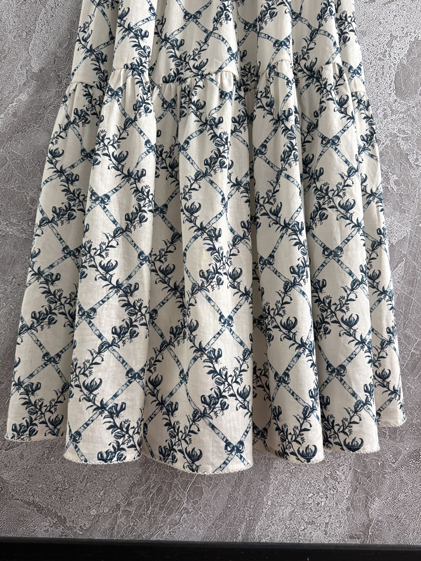 钉珠连衣裙✨Agua的珍珠裙，真是让人一眼心头爱，亚麻裙身，弹性肩带和腰部都有小珍珠在上面，每一件手工服