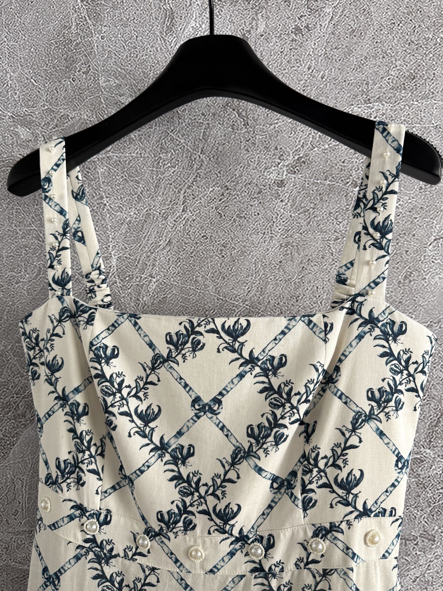 钉珠连衣裙✨Agua的珍珠裙，真是让人一眼心头爱，亚麻裙身，弹性肩带和腰部都有小珍珠在上面，每一件手工服