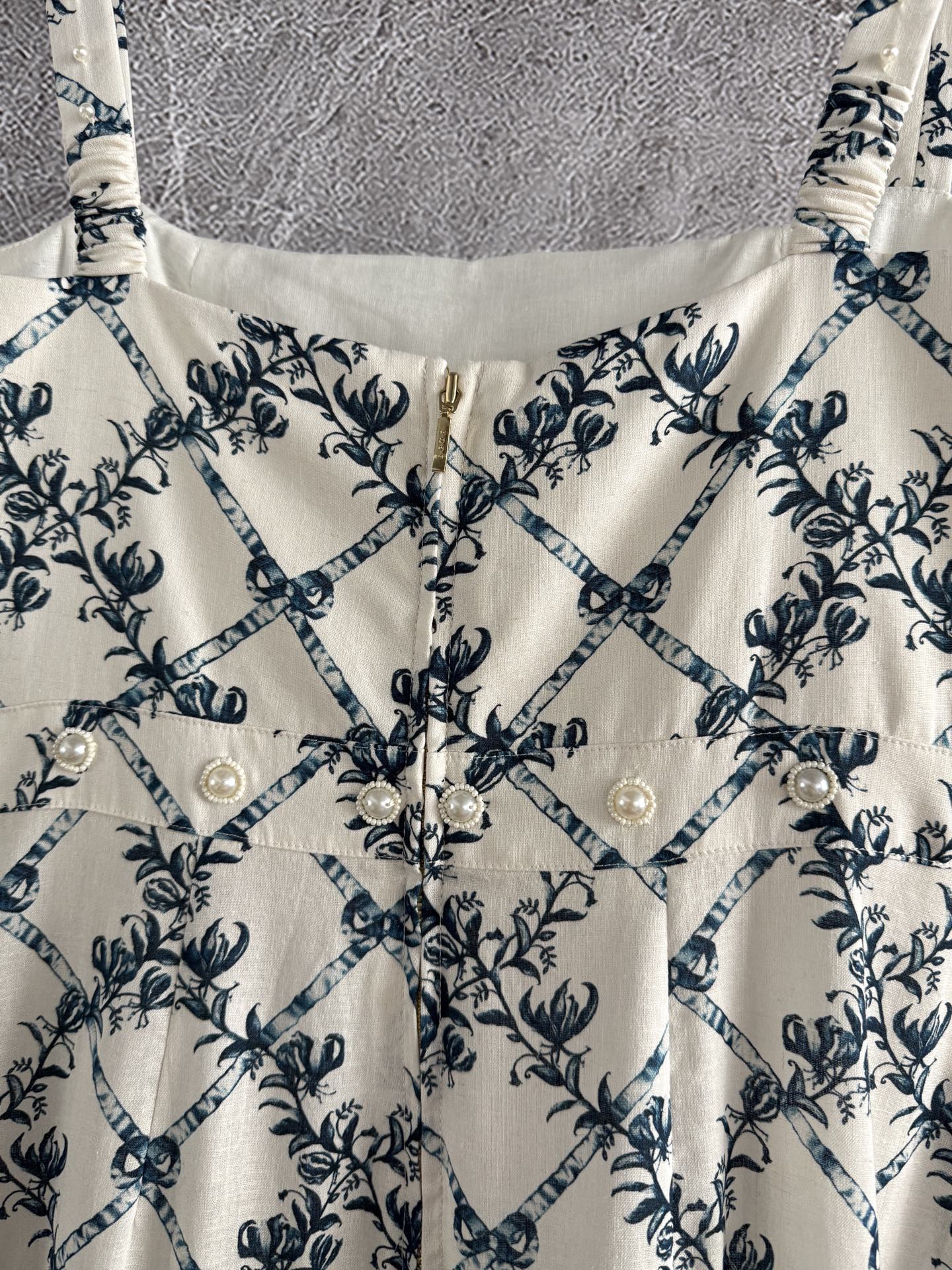 钉珠连衣裙✨Agua的珍珠裙，真是让人一眼心头爱，亚麻裙身，弹性肩带和腰部都有小珍珠在上面，每一件手工服