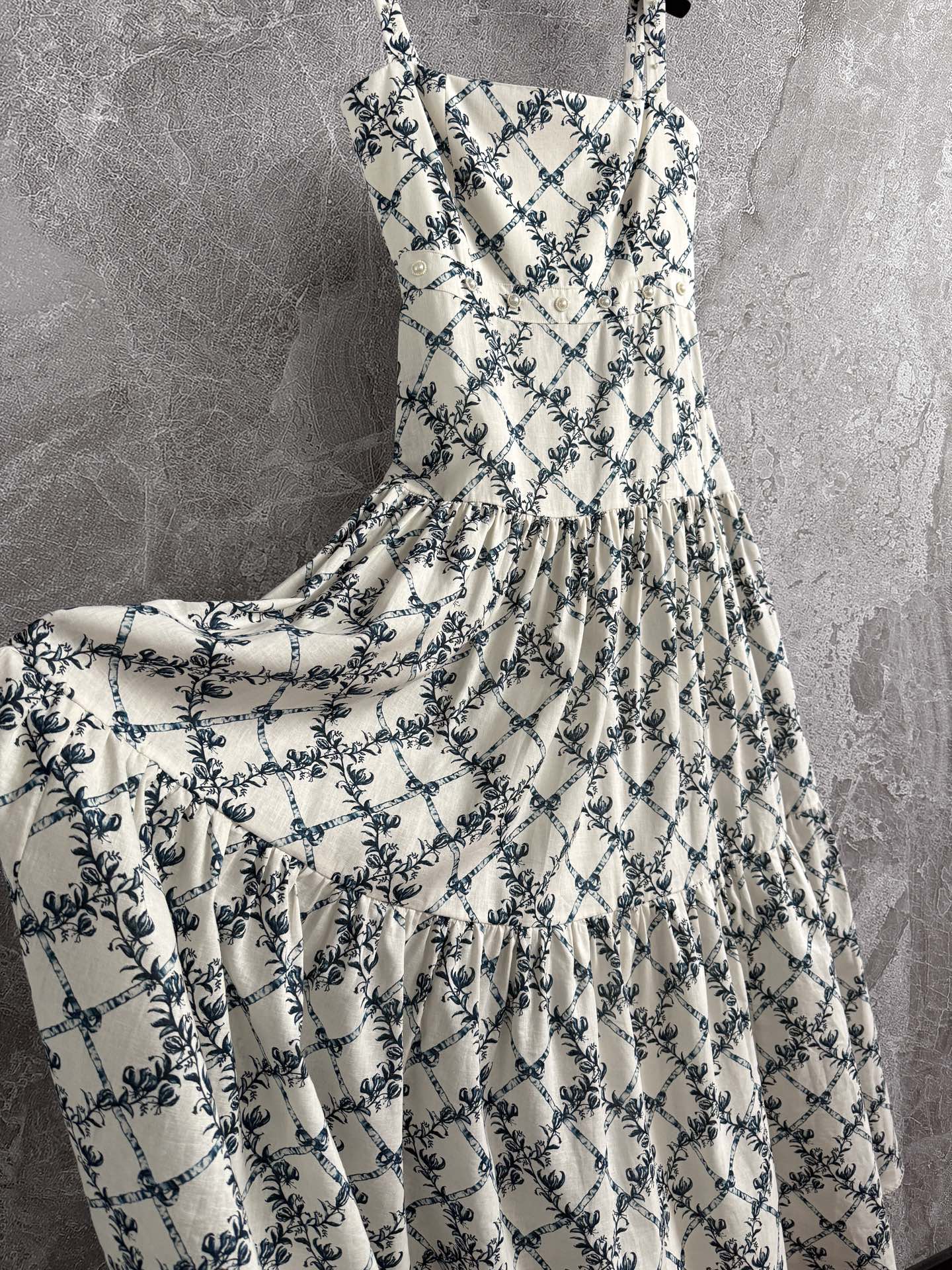 钉珠连衣裙✨Agua的珍珠裙，真是让人一眼心头爱，亚麻裙身，弹性肩带和腰部都有小珍珠在上面，每一件手工服