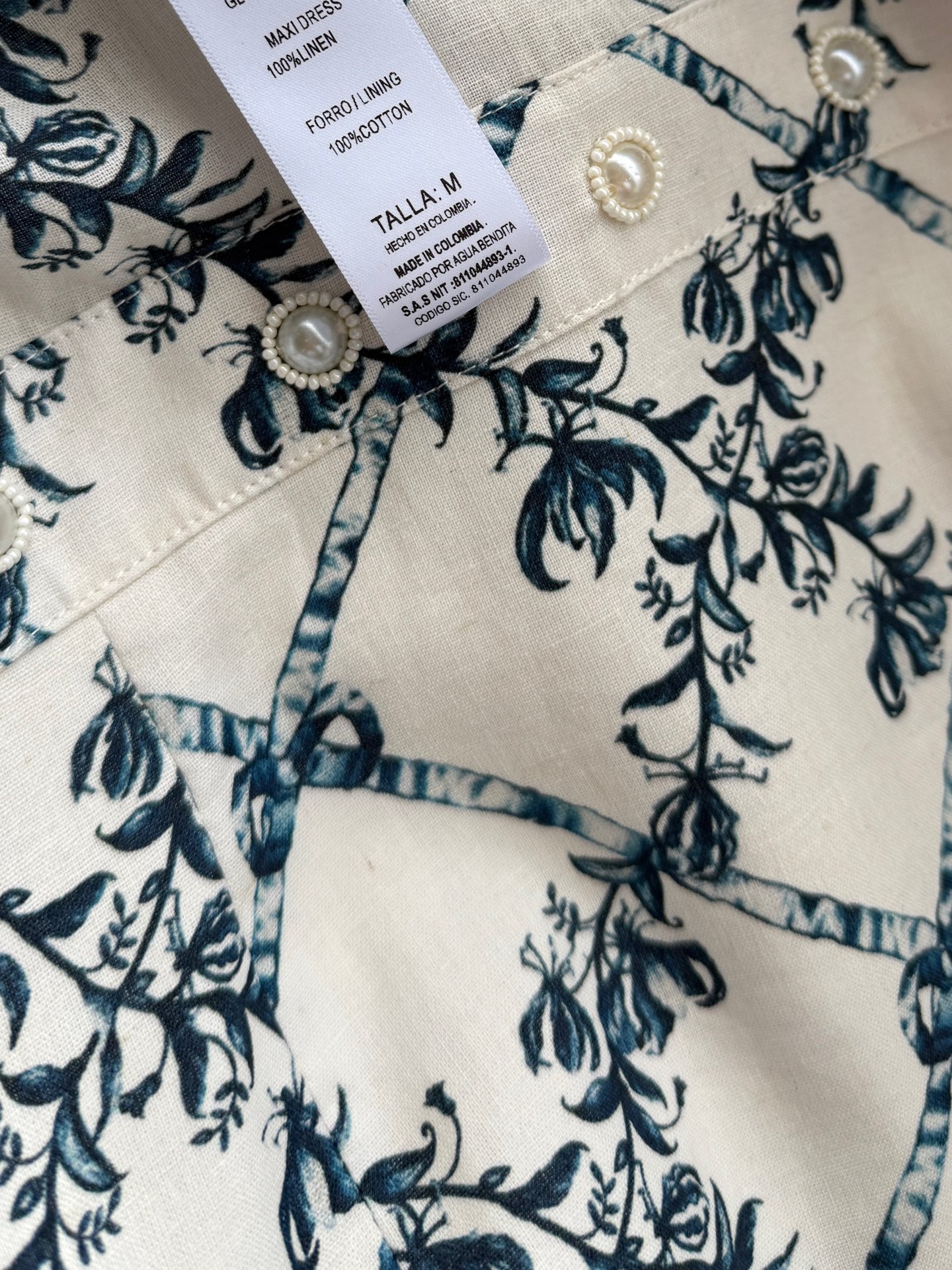 钉珠连衣裙✨Agua的珍珠裙，真是让人一眼心头爱，亚麻裙身，弹性肩带和腰部都有小珍珠在上面，每一件手工服