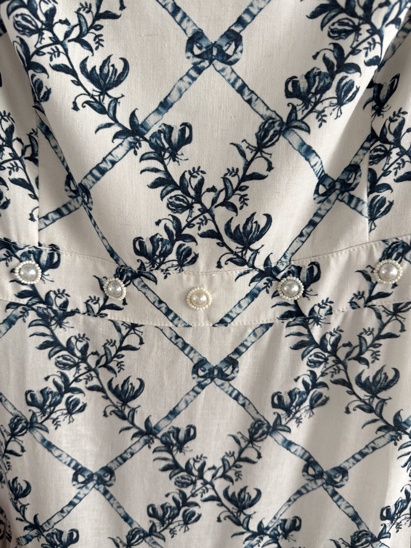 钉珠连衣裙✨Agua的珍珠裙，真是让人一眼心头爱，亚麻裙身，弹性肩带和腰部都有小珍珠在上面，每一件手工服