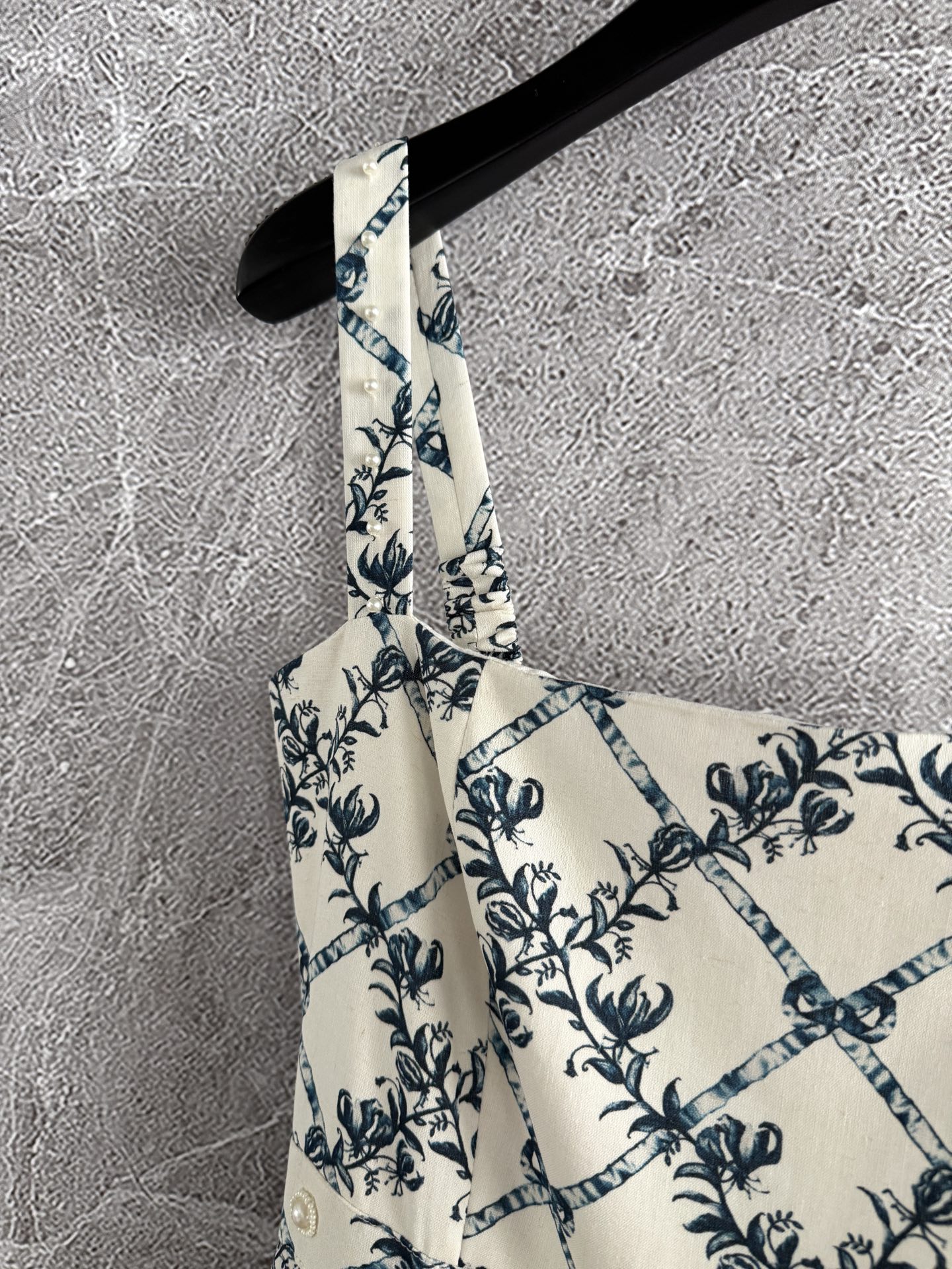 钉珠连衣裙✨Agua的珍珠裙，真是让人一眼心头爱，亚麻裙身，弹性肩带和腰部都有小珍珠在上面，每一件手工服