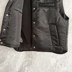 工装棉服马甲✨采用Re-Nylon再生尼龙材质制成衣,正面饰以涂珐琅金属三角徽标,酷酷的、质感十足,立体 工装棉服马甲✨采用Re-Nylon再生尼龙材质制成衣,正面饰以涂珐琅金属三角徽标,酷酷的、质感十足,立体