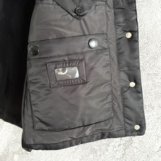 工装棉服马甲✨采用Re-Nylon再生尼龙材质制成衣,正面饰以涂珐琅金属三角徽标,酷酷的、质感十足,立体 工装棉服马甲✨采用Re-Nylon再生尼龙材质制成衣,正面饰以涂珐琅金属三角徽标,酷酷的、质感十足,立体