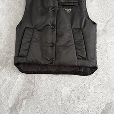 工装棉服马甲✨采用Re-Nylon再生尼龙材质制成衣,正面饰以涂珐琅金属三角徽标,酷酷的、质感十足,立体 工装棉服马甲✨采用Re-Nylon再生尼龙材质制成衣,正面饰以涂珐琅金属三角徽标,酷酷的、质感十足,立体