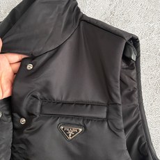 工装棉服马甲✨采用Re-Nylon再生尼龙材质制成衣,正面饰以涂珐琅金属三角徽标,酷酷的、质感十足,立体 工装棉服马甲✨采用Re-Nylon再生尼龙材质制成衣,正面饰以涂珐琅金属三角徽标,酷酷的、质感十足,立体