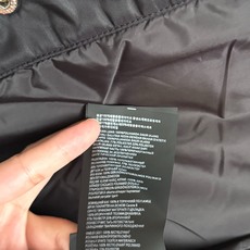 工装棉服马甲✨采用Re-Nylon再生尼龙材质制成衣,正面饰以涂珐琅金属三角徽标,酷酷的、质感十足,立体 工装棉服马甲✨采用Re-Nylon再生尼龙材质制成衣,正面饰以涂珐琅金属三角徽标,酷酷的、质感十足,立体