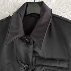 工装棉服马甲✨采用Re-Nylon再生尼龙材质制成衣,正面饰以涂珐琅金属三角徽标,酷酷的、质感十足,立体 工装棉服马甲✨采用Re-Nylon再生尼龙材质制成衣,正面饰以涂珐琅金属三角徽标,酷酷的、质感十足,立体