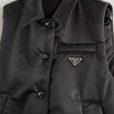 工装棉服马甲✨采用Re-Nylon再生尼龙材质制成衣,正面饰以涂珐琅金属三角徽标,酷酷的、质感十足,立体 工装棉服马甲✨采用Re-Nylon再生尼龙材质制成衣,正面饰以涂珐琅金属三角徽标,酷酷的、质感十足,立体