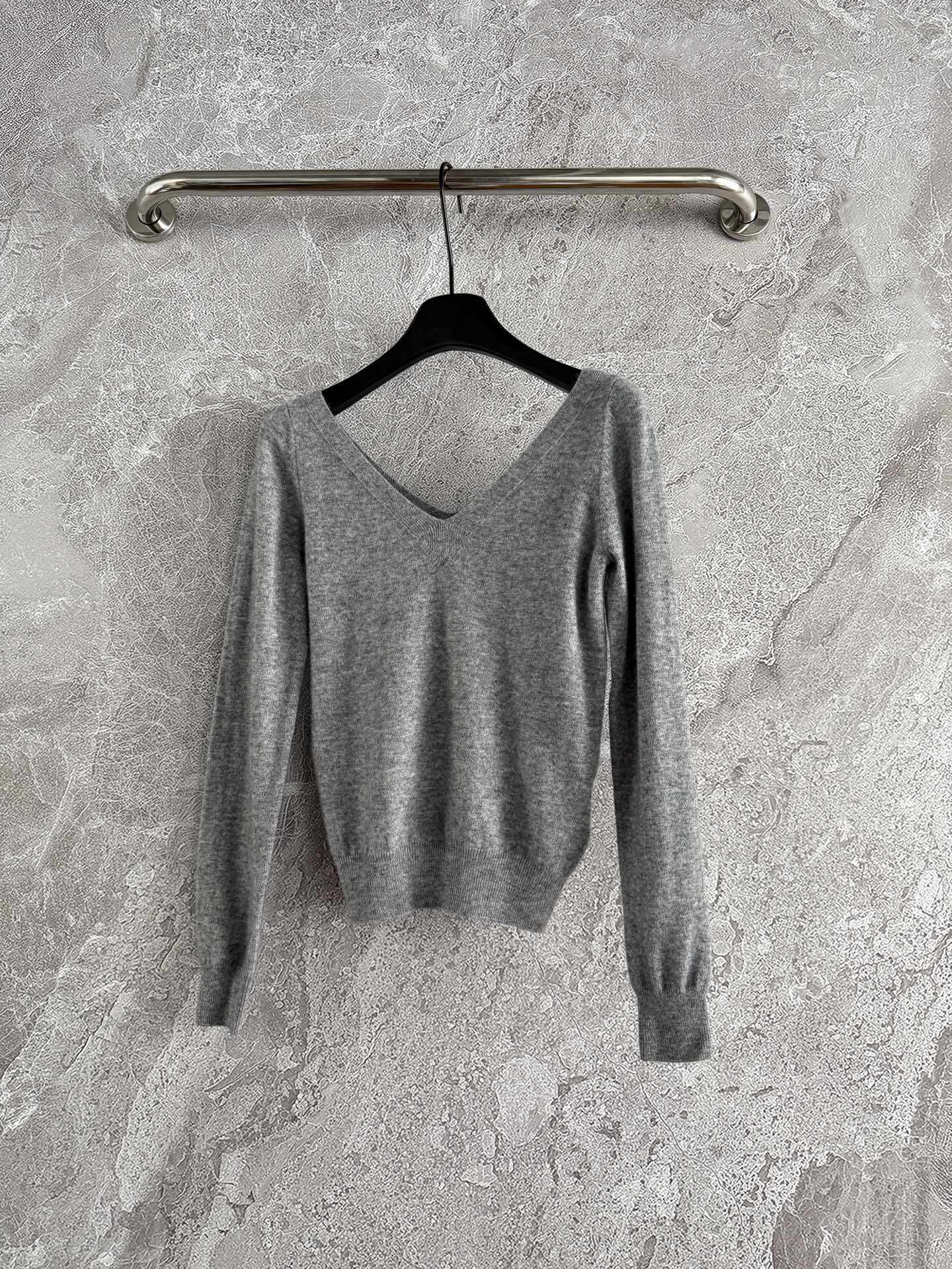 现货‼️‼️🛒款号9090/灰色领针织衫✨修饰锁骨线条，特别柔软的羊绒纱线，太气质了，人手一件的好穿程度