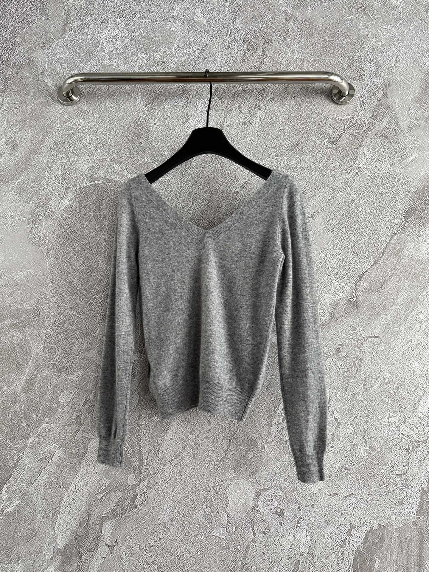 现货‼️‼️🛒款号9090/灰色领针织衫✨修饰锁骨线条，特别柔软的羊绒纱线，太气质了，人手一件的好穿程度