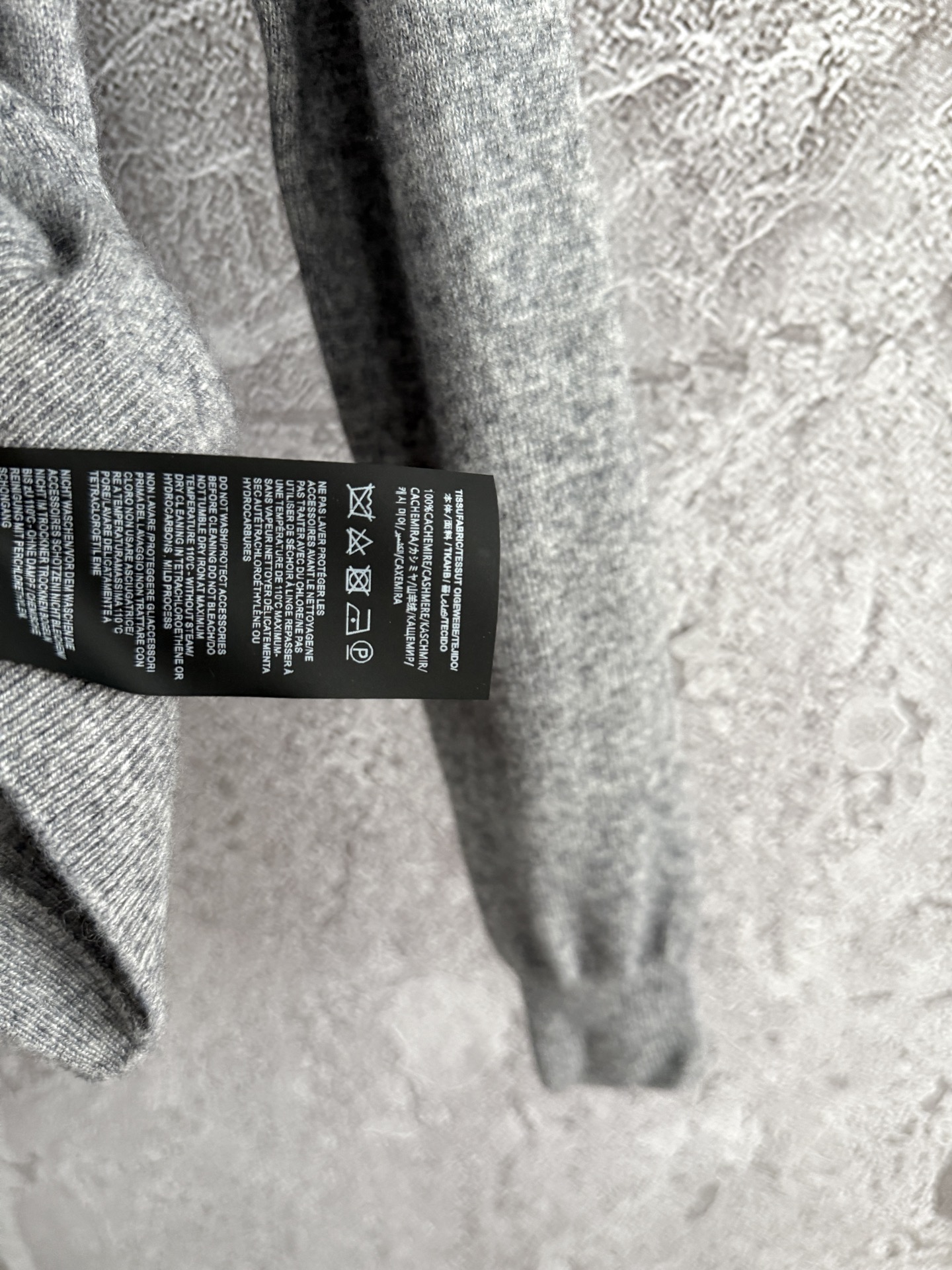 现货‼️‼️🛒款号9090/灰色领针织衫✨修饰锁骨线条，特别柔软的羊绒纱线，太气质了，人手一件的好穿程度