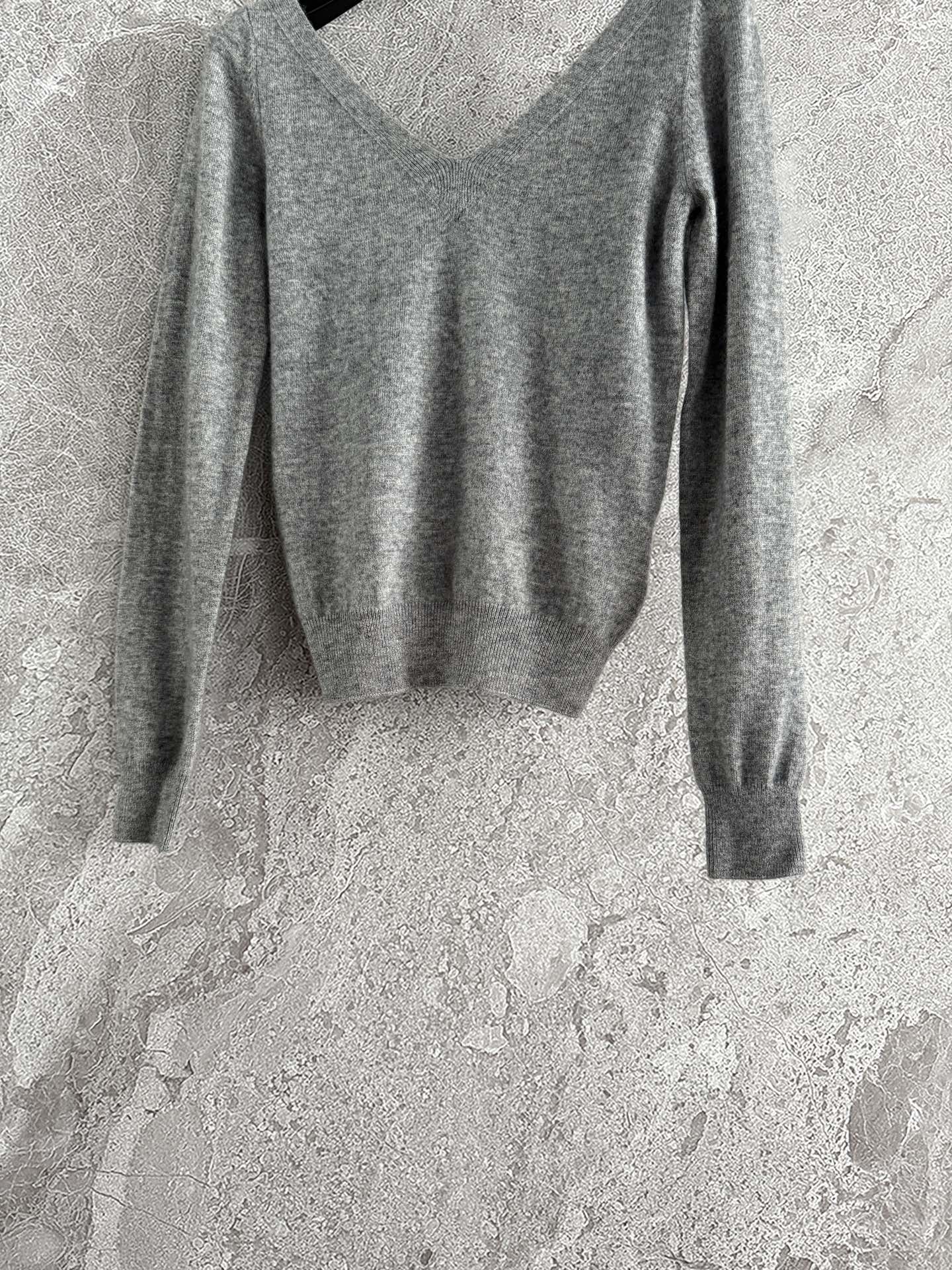 现货‼️‼️🛒款号9090/灰色领针织衫✨修饰锁骨线条，特别柔软的羊绒纱线，太气质了，人手一件的好穿程度