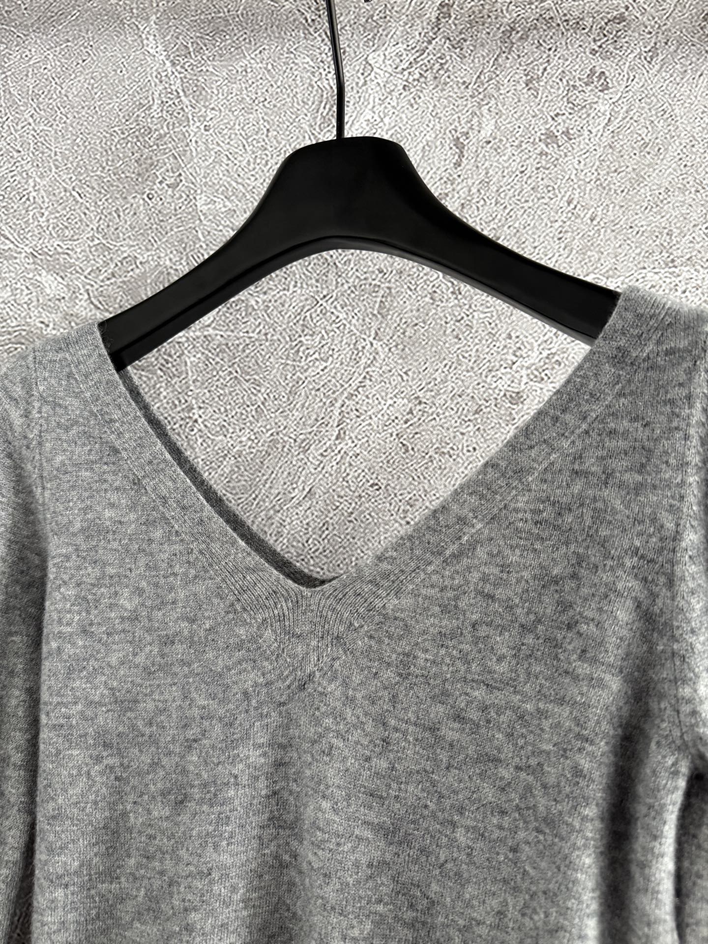 现货‼️‼️🛒款号9090/灰色领针织衫✨修饰锁骨线条，特别柔软的羊绒纱线，太气质了，人手一件的好穿程度