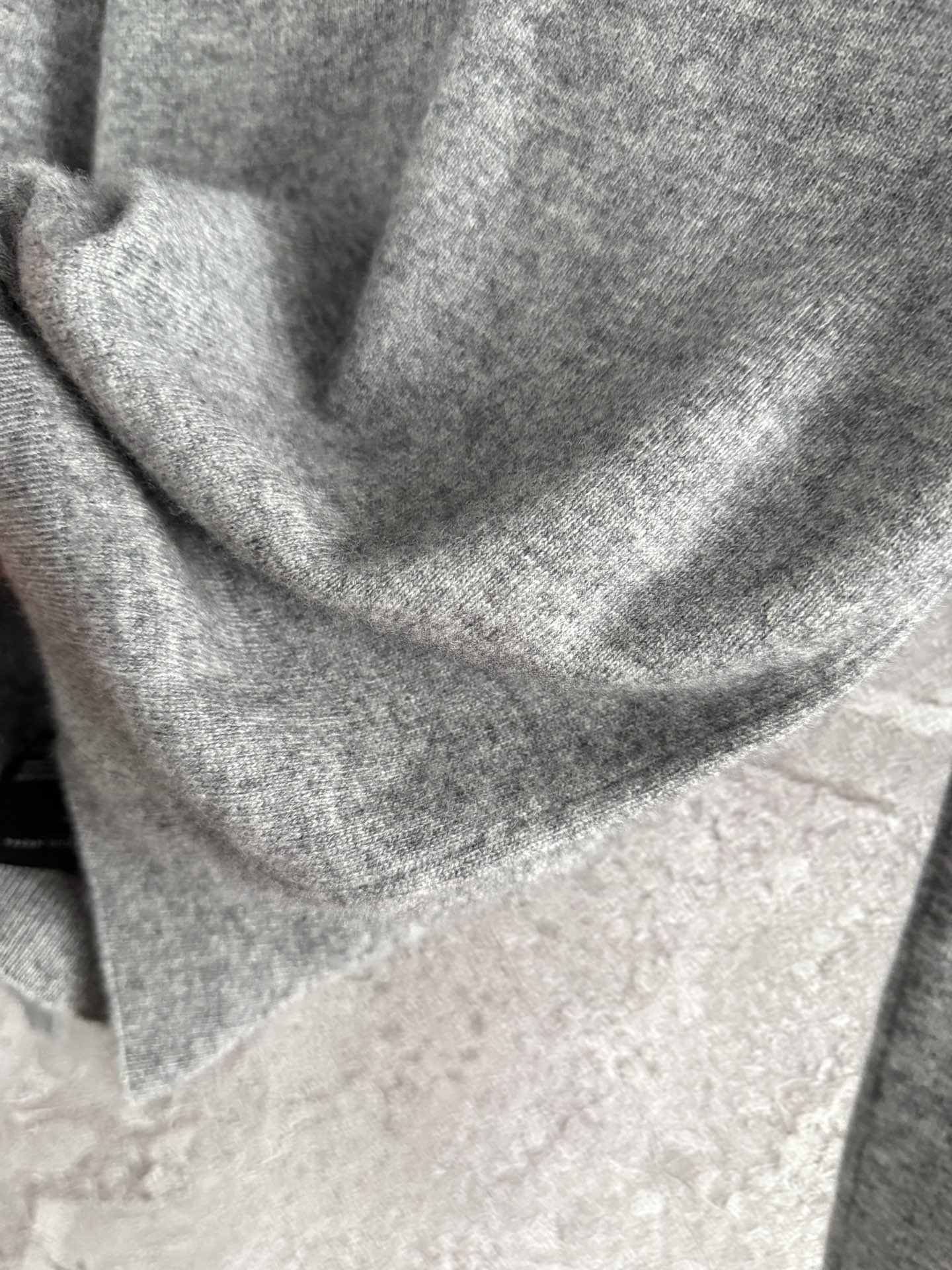 现货‼️‼️🛒款号9090/灰色领针织衫✨修饰锁骨线条，特别柔软的羊绒纱线，太气质了，人手一件的好穿程度