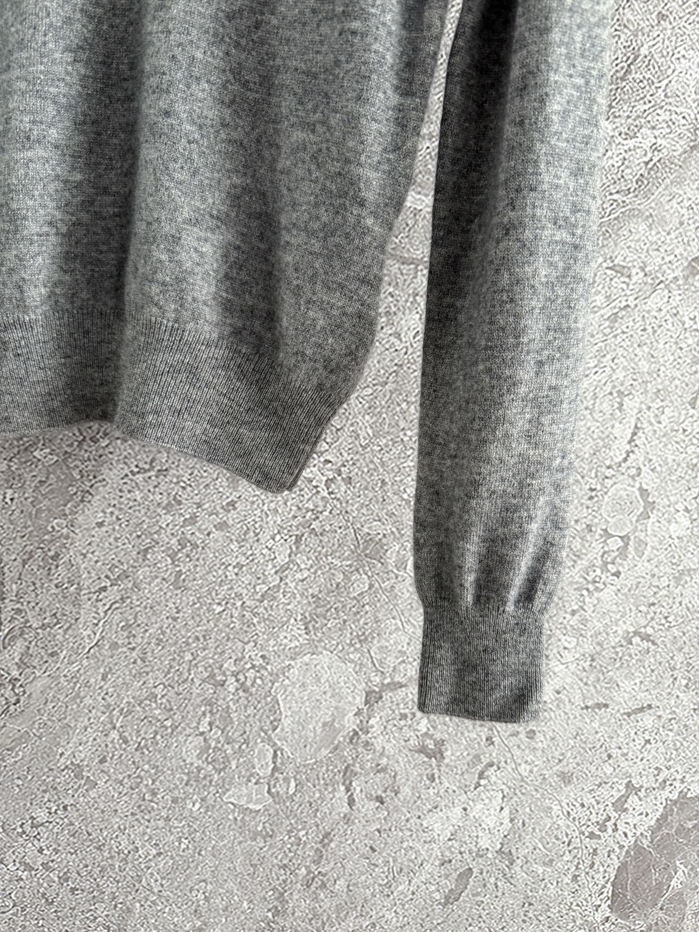 现货‼️‼️🛒款号9090/灰色领针织衫✨修饰锁骨线条，特别柔软的羊绒纱线，太气质了，人手一件的好穿程度