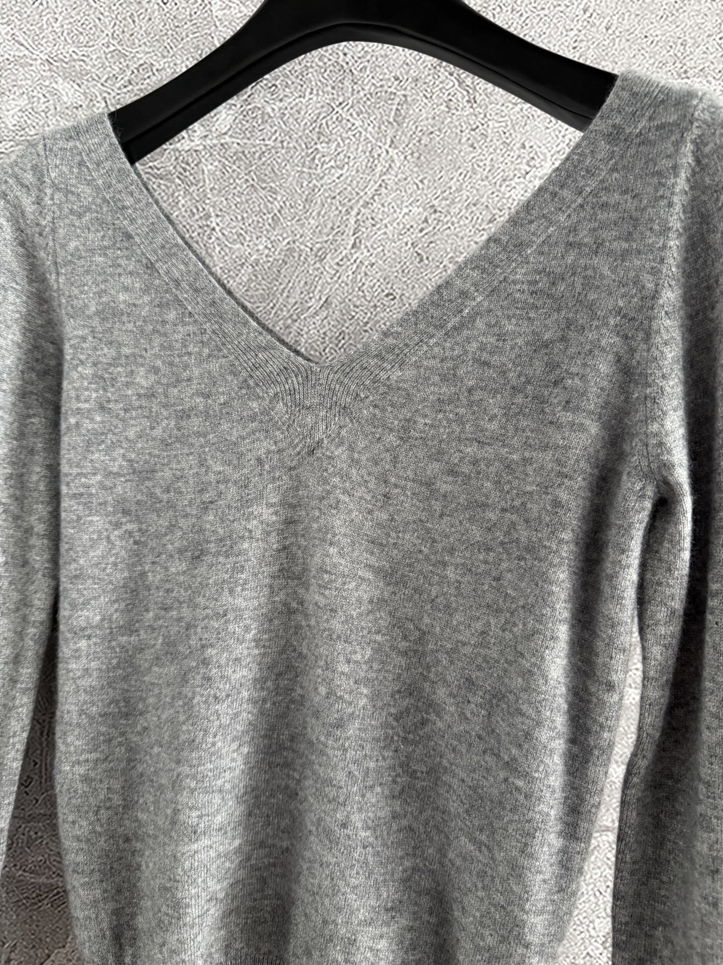 现货‼️‼️🛒款号9090/灰色领针织衫✨修饰锁骨线条，特别柔软的羊绒纱线，太气质了，人手一件的好穿程度