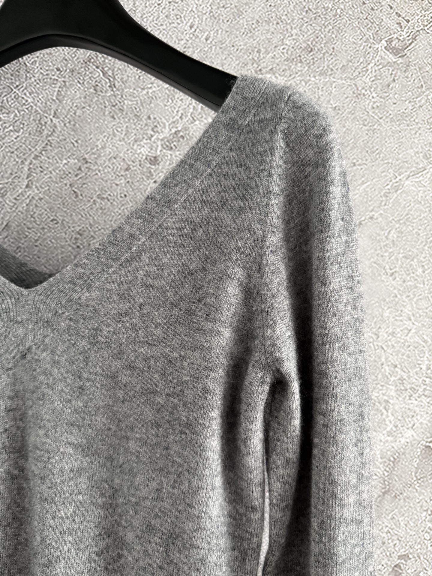 现货‼️‼️🛒款号9090/灰色领针织衫✨修饰锁骨线条，特别柔软的羊绒纱线，太气质了，人手一件的好穿程度