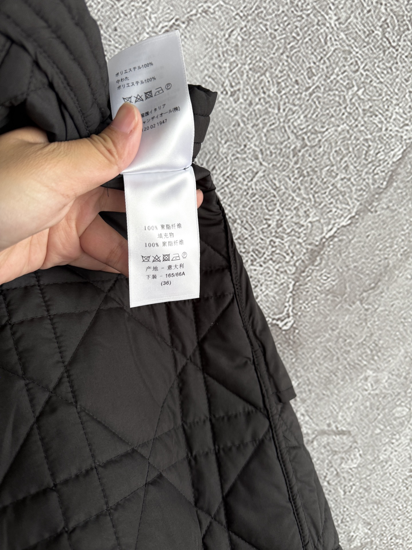 棉服半裙✨菱格衍缝夹棉半身裙，黑色塔夫绸科技面料藤格纹刺绣，上身很轻盈，搭配伞裙A字裁剪和正面单排扣，还