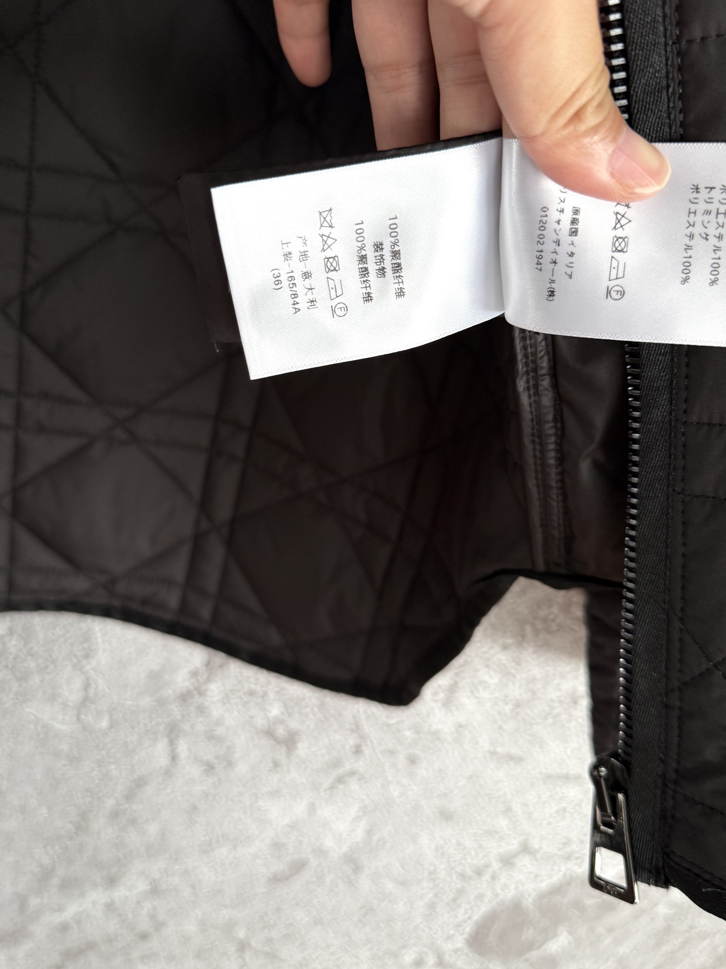 连帽棉服外套✨时尚与保暖共存，经过衍缝刺绣工艺，全身定位裁片，上身轻便保暖无厚重感，有廓形 没负担完全不