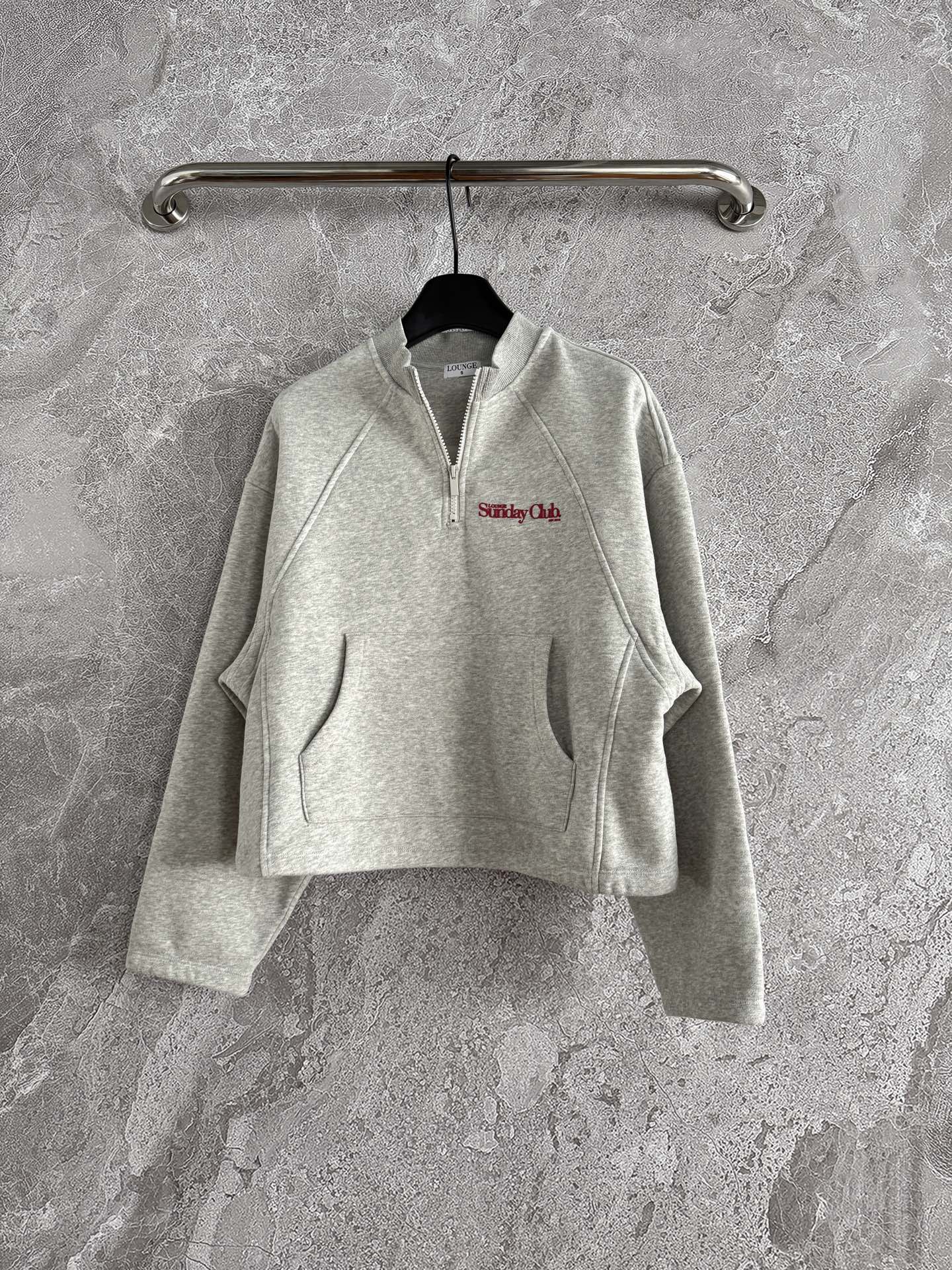 半开拉链卫衣✨轻薄抓绒 不会很厚，整体是日常难碰到到的厚薄度，成衣轻盈又不缺保暖度，减轻负担 轻装上阵的