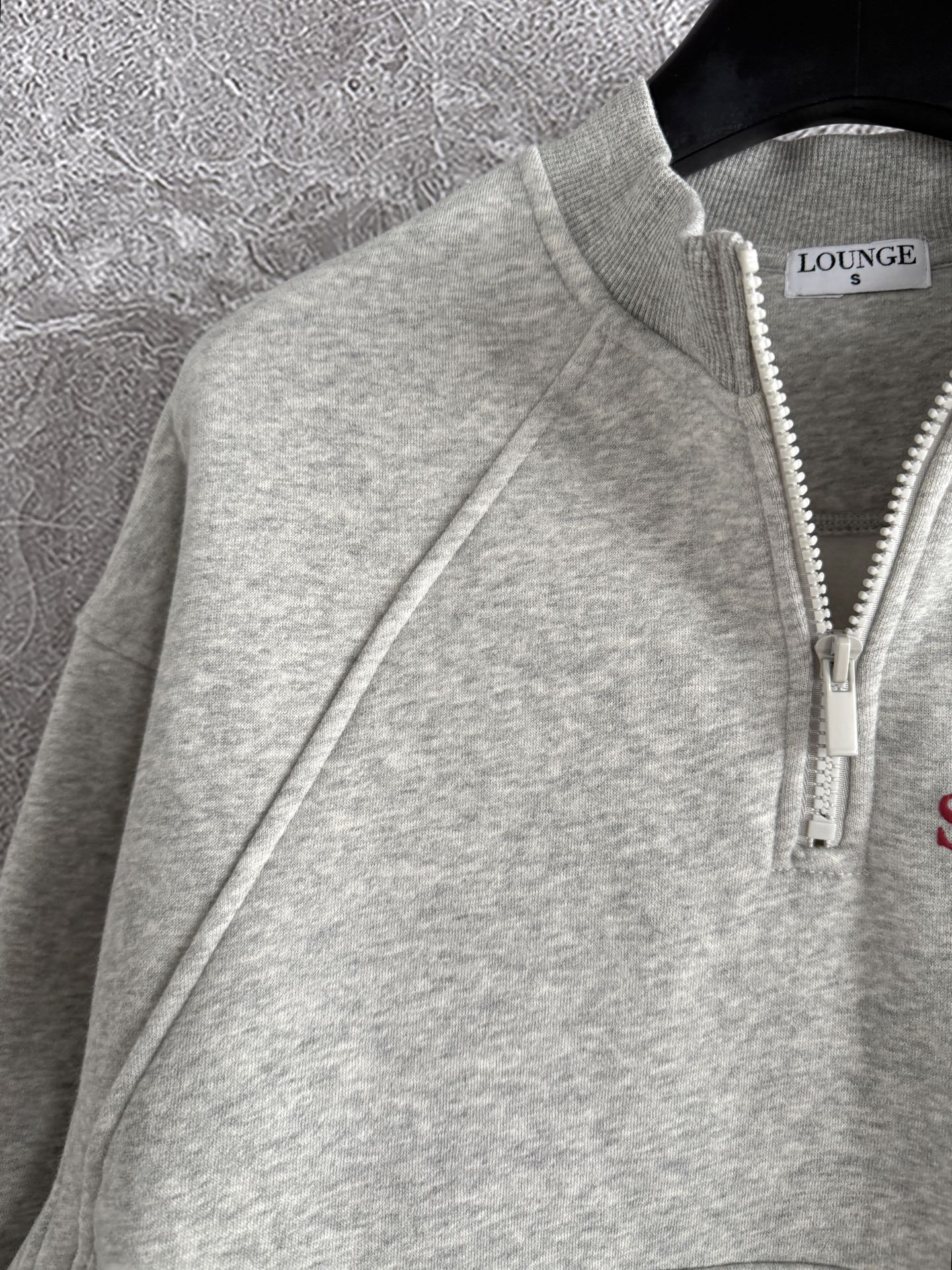 半开拉链卫衣✨轻薄抓绒 不会很厚，整体是日常难碰到到的厚薄度，成衣轻盈又不缺保暖度，减轻负担 轻装上阵的