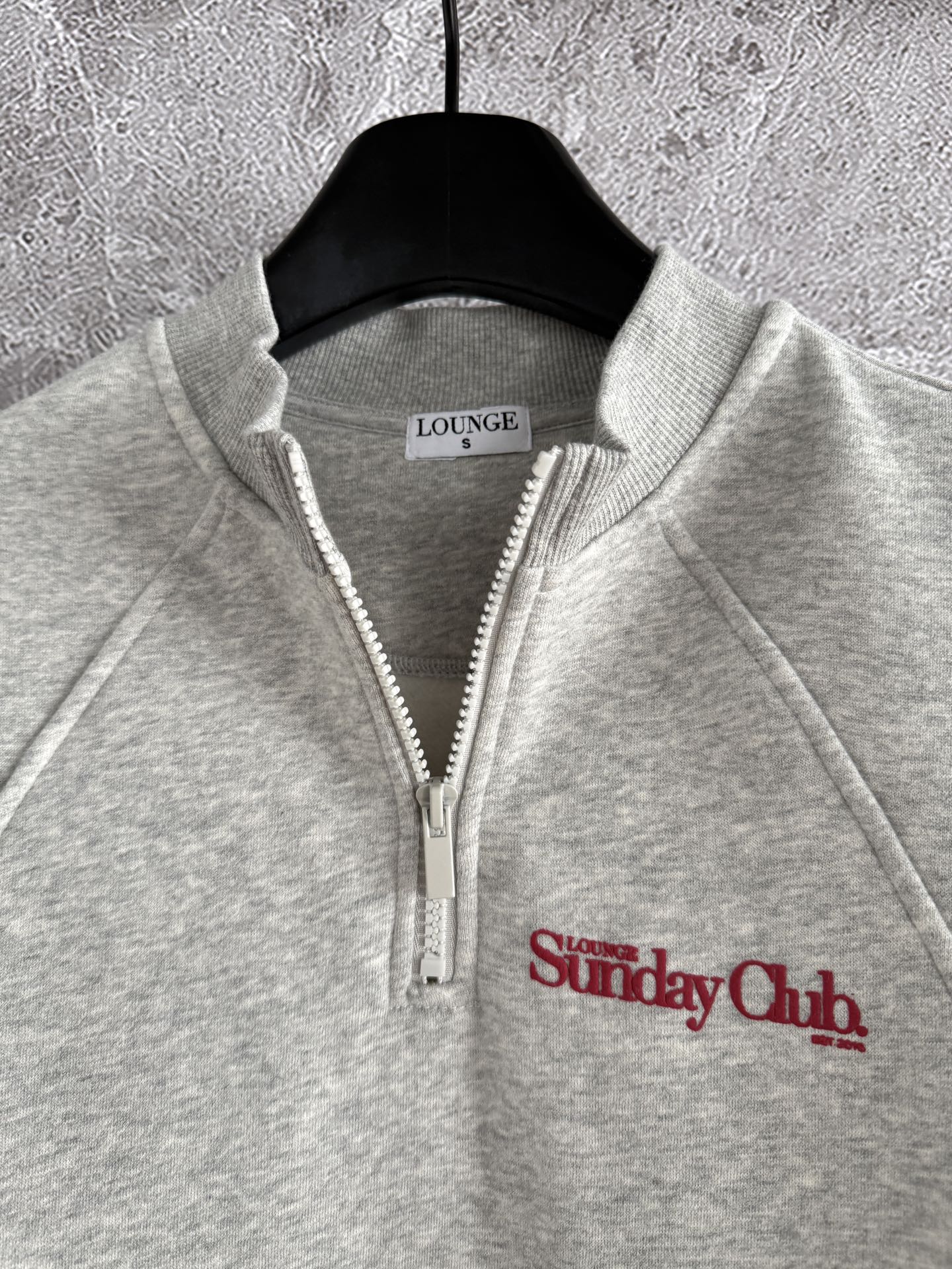 半开拉链卫衣✨轻薄抓绒 不会很厚，整体是日常难碰到到的厚薄度，成衣轻盈又不缺保暖度，减轻负担 轻装上阵的